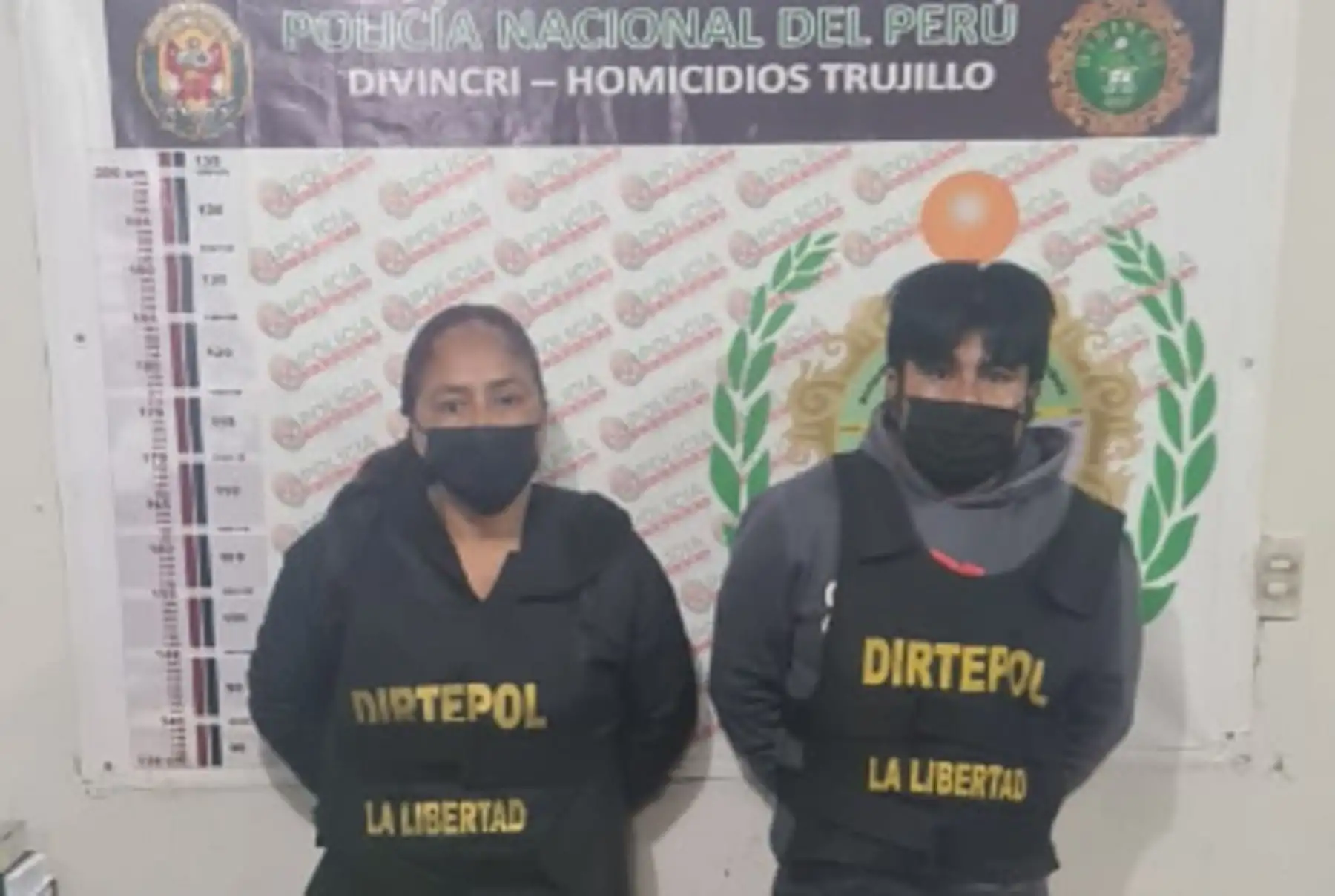 Agentes del Departamento de Investigación Criminal de Trujillo capturaron a dos personas que estarían involucradas en el asesinado del suboficial de tercera Richard Javier Domínguez Rodríguez, ocurrido la tarde del miércoles 24 de agosto en la urbanización La Perla, distrito y provincia de Trujillo, departamento de La Libertad.