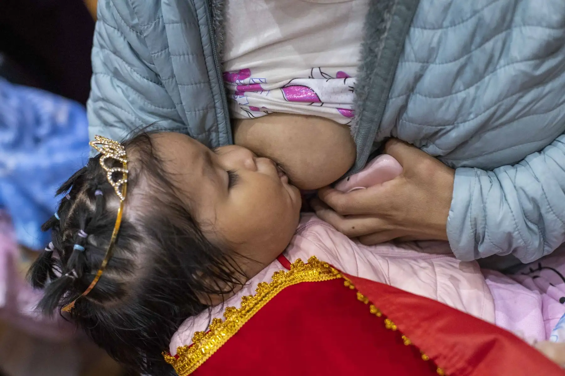 El Instituto Nacional de Salud del Niño San Borja, coronó a los  “Papás Lecheros”. Un grupo de padres de familia que durante la pandemia por covid-19 se ha involucrado en el proceso de lactancia materna de sus hijos recién nacidos, que por presentar diagnósticos clínicos complejos deben quedarse hospitalizados, logrando que la leche de la madre acelere la recuperación de la salud de sus pequeños. Foto: ANDINA/Carla Patiño