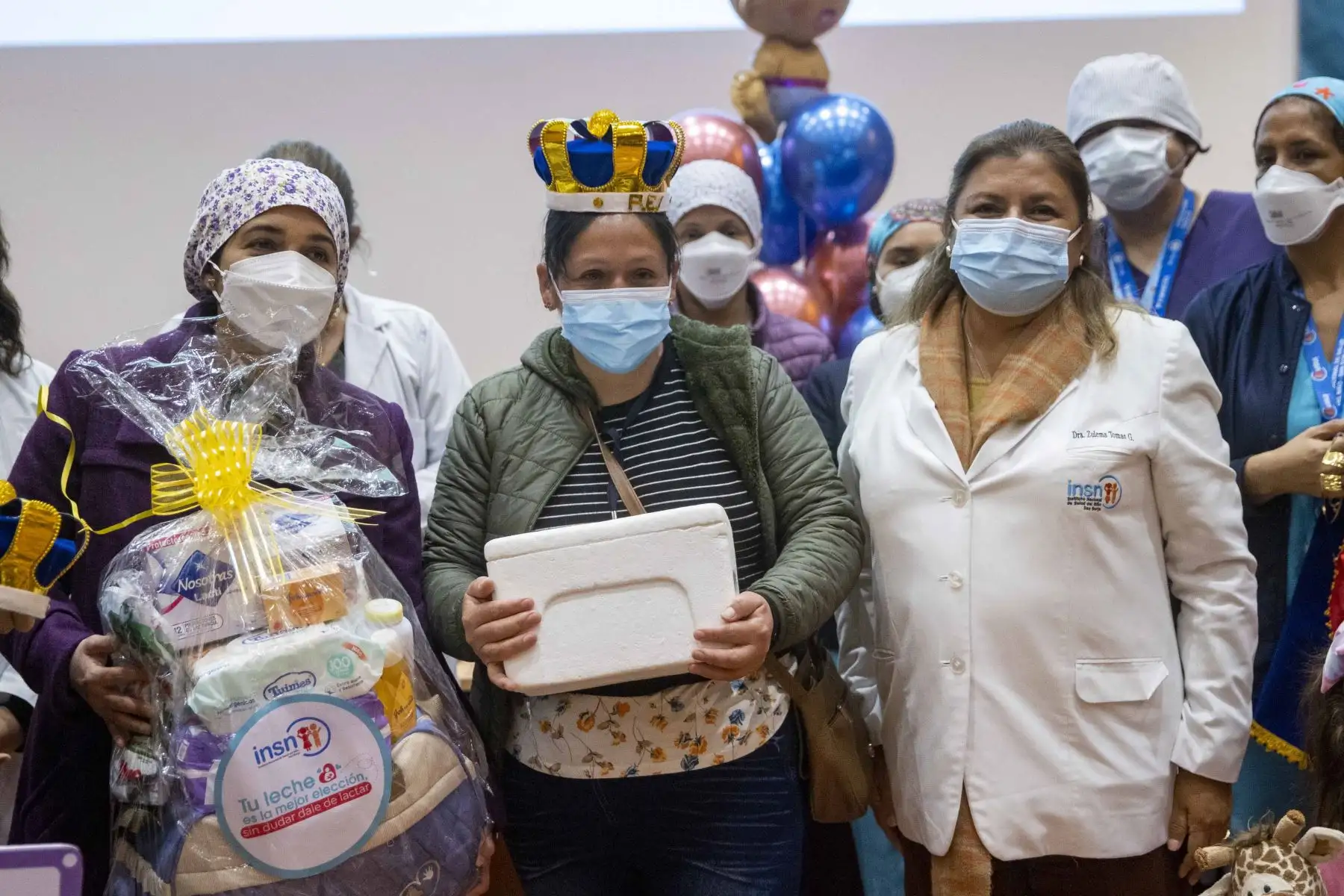 El Instituto Nacional de Salud del Niño San Borja, coronó a los  “Papás Lecheros”. Un grupo de padres de familia que durante la pandemia por covid-19 se ha involucrado en el proceso de lactancia materna de sus hijos recién nacidos, que por presentar diagnósticos clínicos complejos deben quedarse hospitalizados, logrando que la leche de la madre acelere la recuperación de la salud de sus pequeños. Foto: ANDINA/Carla Patiño