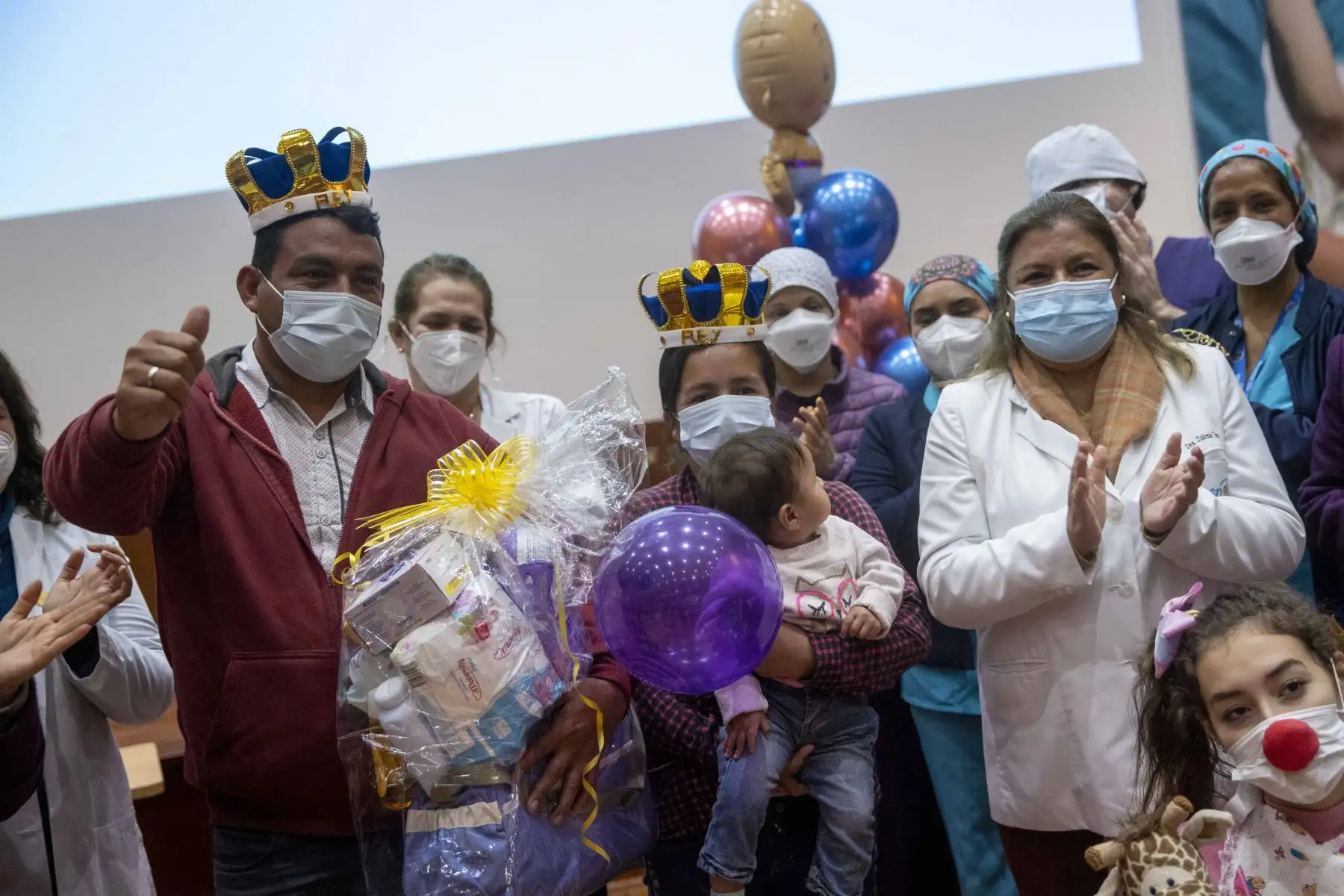 El Instituto Nacional de Salud del Niño San Borja, coronó a los  “Papás Lecheros”. Un grupo de padres de familia que durante la pandemia por covid-19 se ha involucrado en el proceso de lactancia materna de sus hijos recién nacidos, que por presentar diagnósticos clínicos complejos deben quedarse hospitalizados, logrando que la leche de la madre acelere la recuperación de la salud de sus pequeños. Foto: ANDINA/Carla Patiño