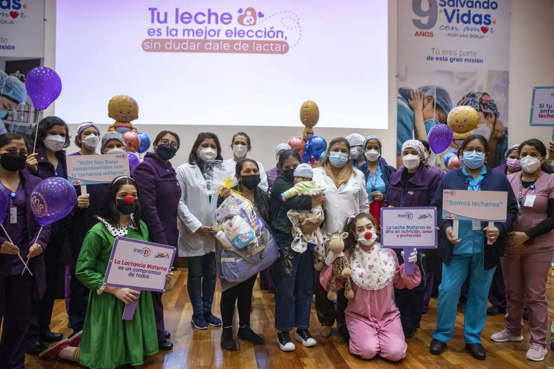 El Instituto Nacional de Salud del Niño San Borja, coronó a los  “Papás Lecheros”. Un grupo de padres de familia que durante la pandemia por covid-19 se ha involucrado en el proceso de lactancia materna de sus hijos recién nacidos, que por presentar diagnósticos clínicos complejos deben quedarse hospitalizados, logrando que la leche de la madre acelere la recuperación de la salud de sus pequeños. Foto: ANDINA/Carla Patiño