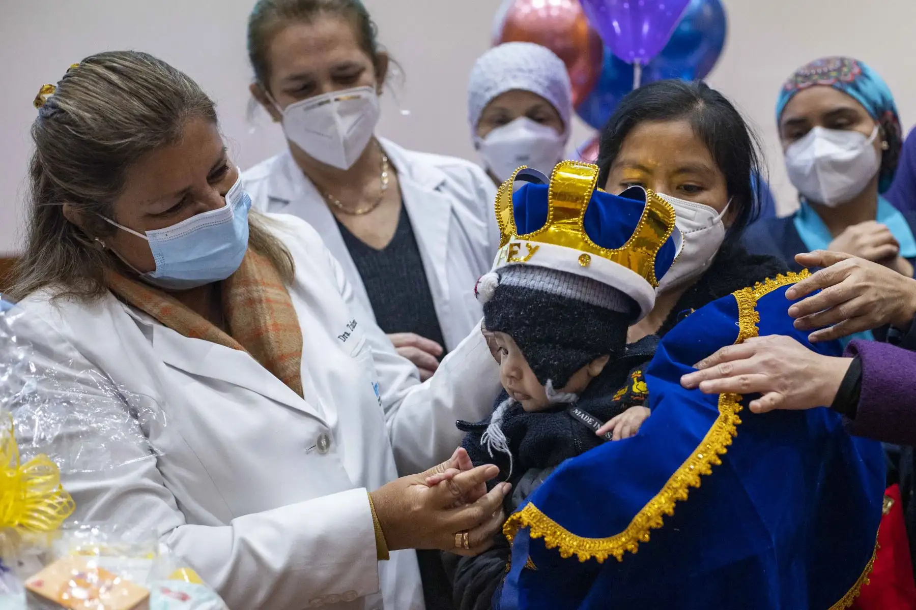 El Instituto Nacional de Salud del Niño San Borja, coronó a los  “Papás Lecheros”. Un grupo de padres de familia que durante la pandemia por covid-19 se ha involucrado en el proceso de lactancia materna de sus hijos recién nacidos, que por presentar diagnósticos clínicos complejos deben quedarse hospitalizados, logrando que la leche de la madre acelere la recuperación de la salud de sus pequeños. Foto: ANDINA/Carla Patiño