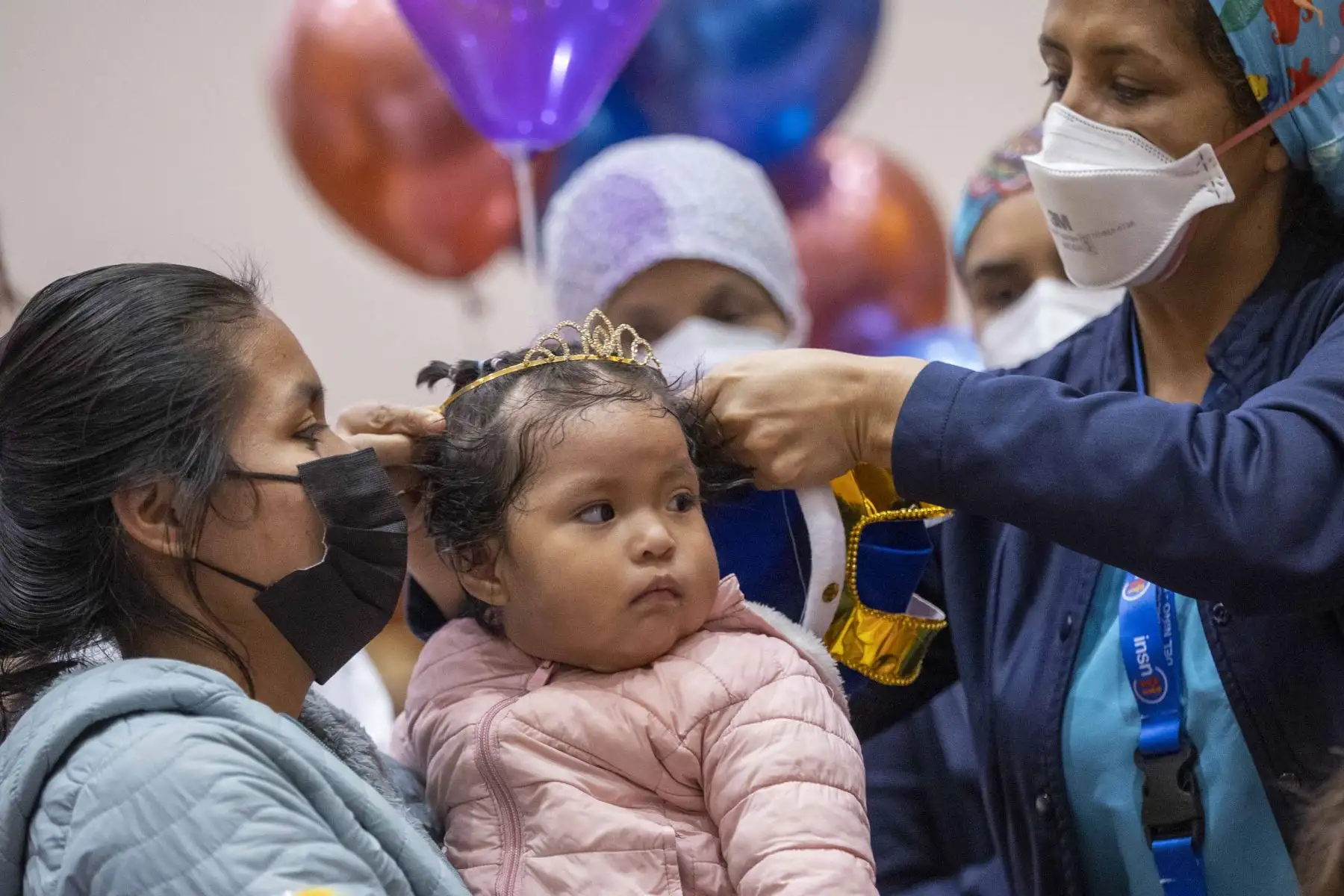 El Instituto Nacional de Salud del Niño San Borja, coronó a los  “Papás Lecheros”. Un grupo de padres de familia que durante la pandemia por covid-19 se ha involucrado en el proceso de lactancia materna de sus hijos recién nacidos, que por presentar diagnósticos clínicos complejos deben quedarse hospitalizados, logrando que la leche de la madre acelere la recuperación de la salud de sus pequeños. Foto: ANDINA/Carla Patiño
