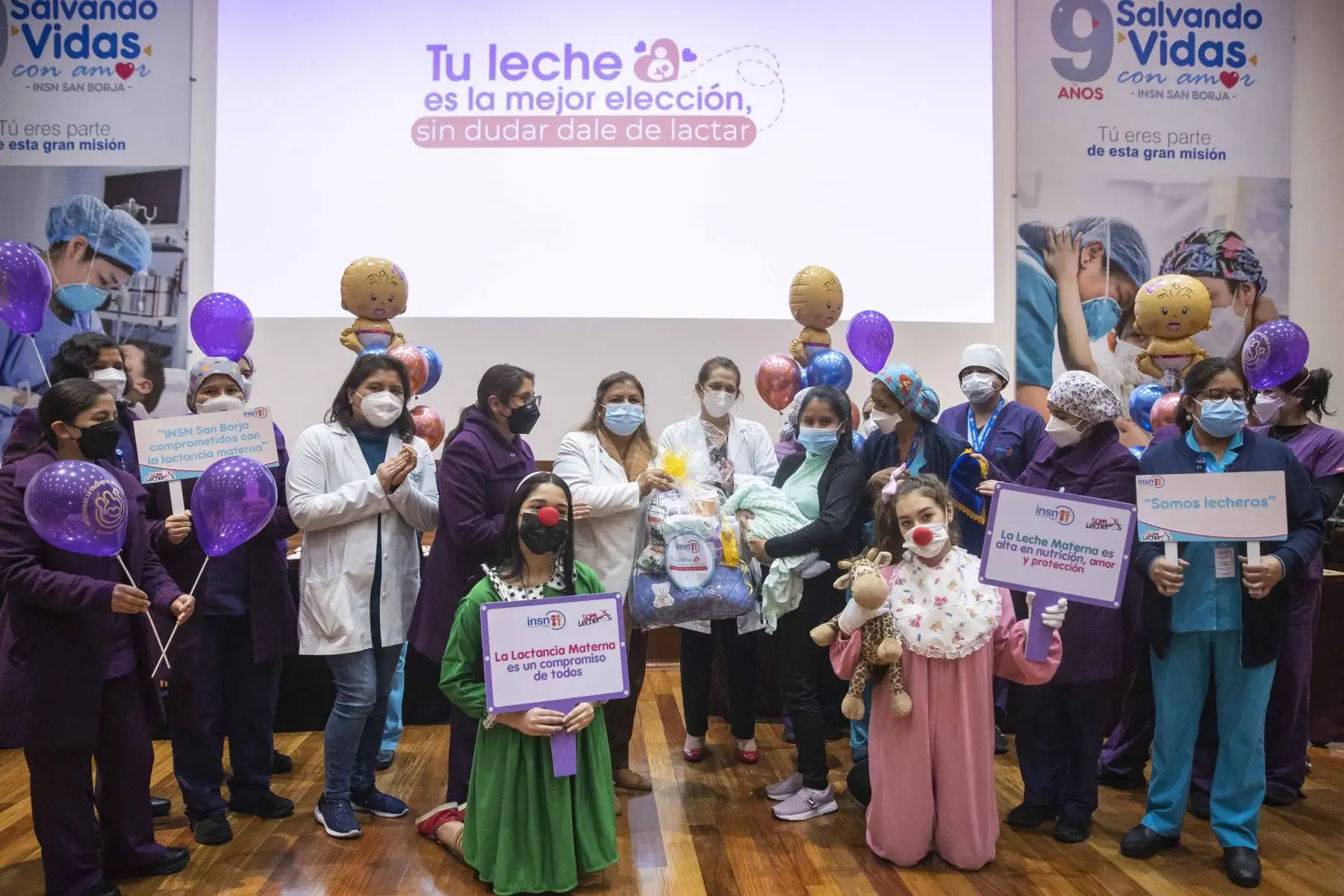 El Instituto Nacional de Salud del Niño San Borja, coronó a los  “Papás Lecheros”. Un grupo de padres de familia que durante la pandemia por covid-19 se ha involucrado en el proceso de lactancia materna de sus hijos recién nacidos, que por presentar diagnósticos clínicos complejos deben quedarse hospitalizados, logrando que la leche de la madre acelere la recuperación de la salud de sus pequeños. Foto: ANDINA/Carla Patiño