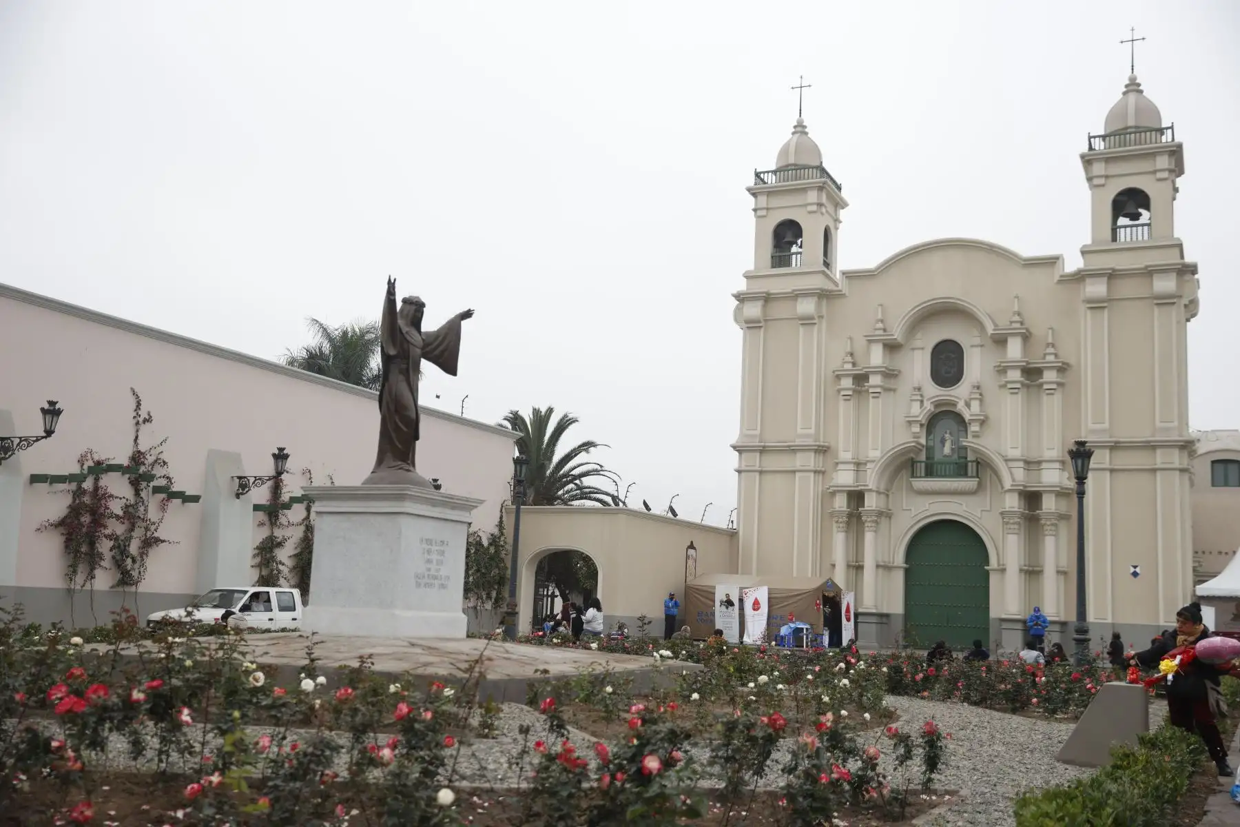 Niños y adultos se congregan en el pozo de los deseos, ubicado en el santuario de Santa Rosa de Lima, previa a la celebración en homenaje a Santa Rosa de Lima el 30 de agosto.
Foto: ANDINA/Melina Mejía