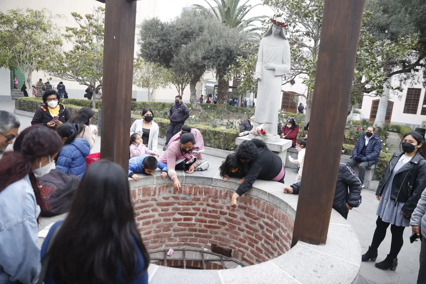 Niños y adultos se congregan en el pozo de los deseos, ubicado en el santuario de Santa Rosa de Lima, previa a la celebración en homenaje a Santa Rosa de Lima el 30 de agosto.
Foto: ANDINA/Melina Mejía