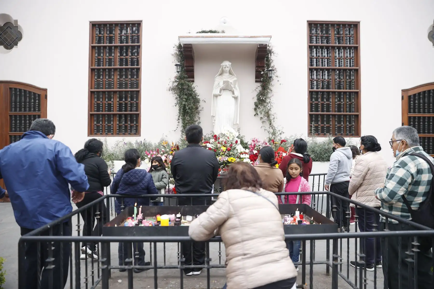 Niños y adultos se congregan en el pozo de los deseos, ubicado en el santuario de Santa Rosa de Lima, previa a la celebración en homenaje a Santa Rosa de Lima el 30 de agosto.
Foto: ANDINA/Melina Mejía