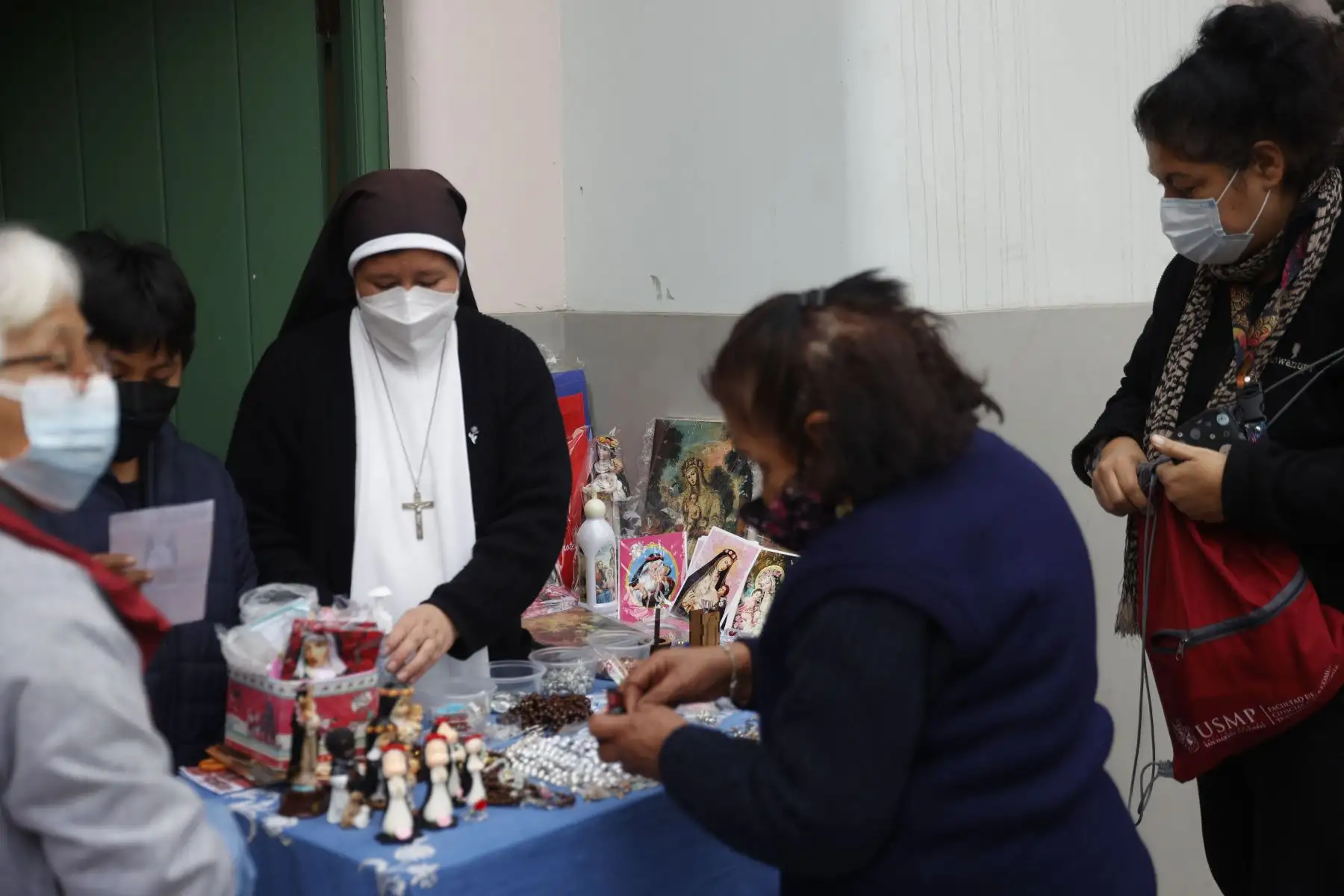 Niños y adultos se congregan en el pozo de los deseos, ubicado en el santuario de Santa Rosa de Lima, previa a la celebración en homenaje a Santa Rosa de Lima el 30 de agosto.
Foto: ANDINA/Melina Mejía
