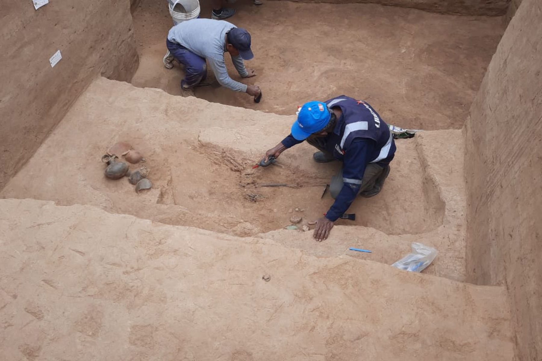 Además de los entierros humanos hallados en el complejo arqueológico de Pómac, los arqueólogos encontraron ollas finas, tumis, pinzas, botellas finas, platos y metales. Foto: ANDINA/Difusión