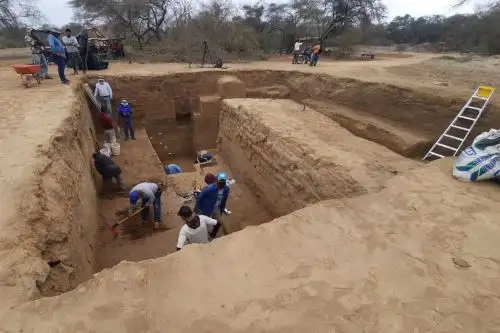 Además de los entierros humanos hallados en el complejo arqueológico de Pómac, los arqueólogos encontraron ollas finas, tumis, pinzas, botellas finas, platos y metales. Foto: ANDINA/Difusión