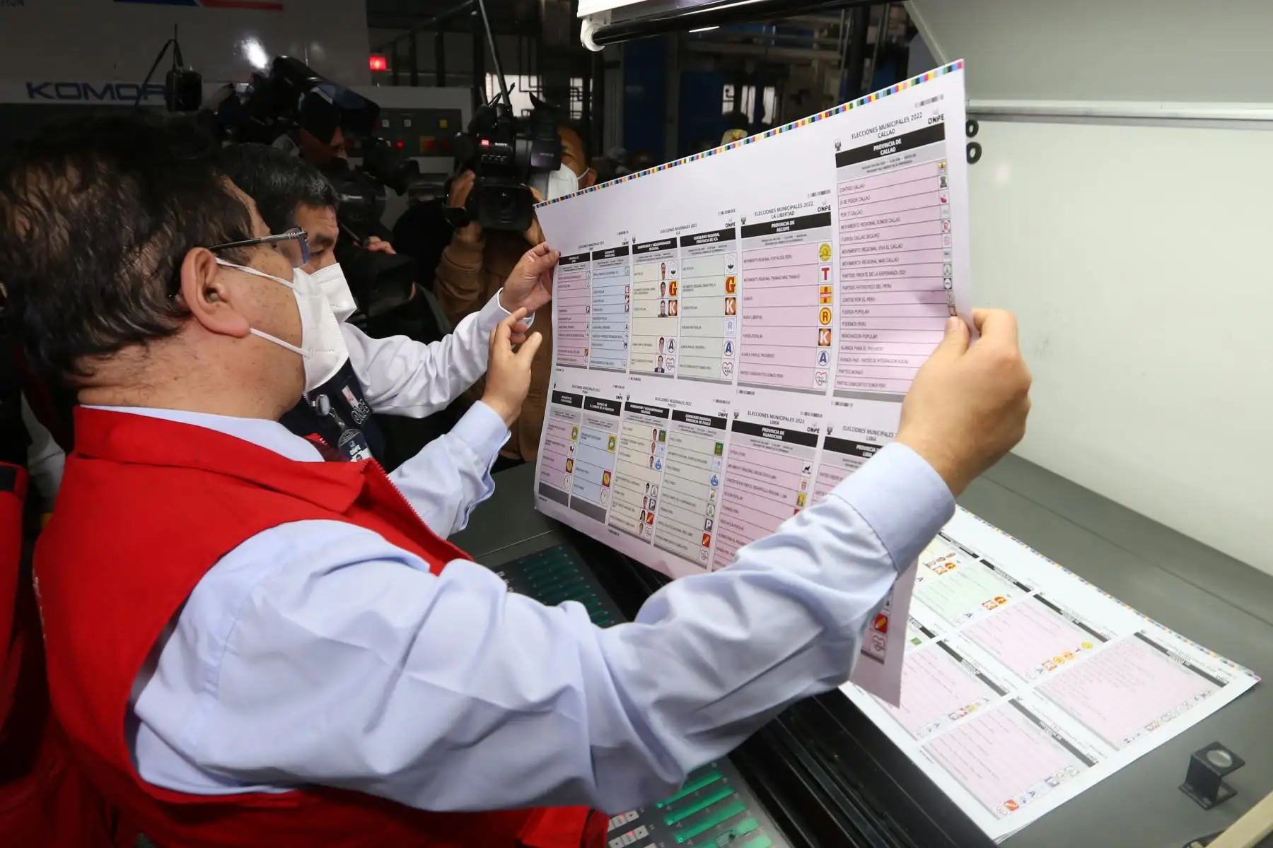 El Jurado Nacional de Elecciones  fiscalizó la impresión de las cédulas de sufragio que lleva a cabo la Oficina Nacional de Procesos Electorales , a fin de verificar que cumplan las exigencias para su uso el próximo 2 de octubre, día de las Elecciones Regionales y Municipales 2022.
Foto: JNE