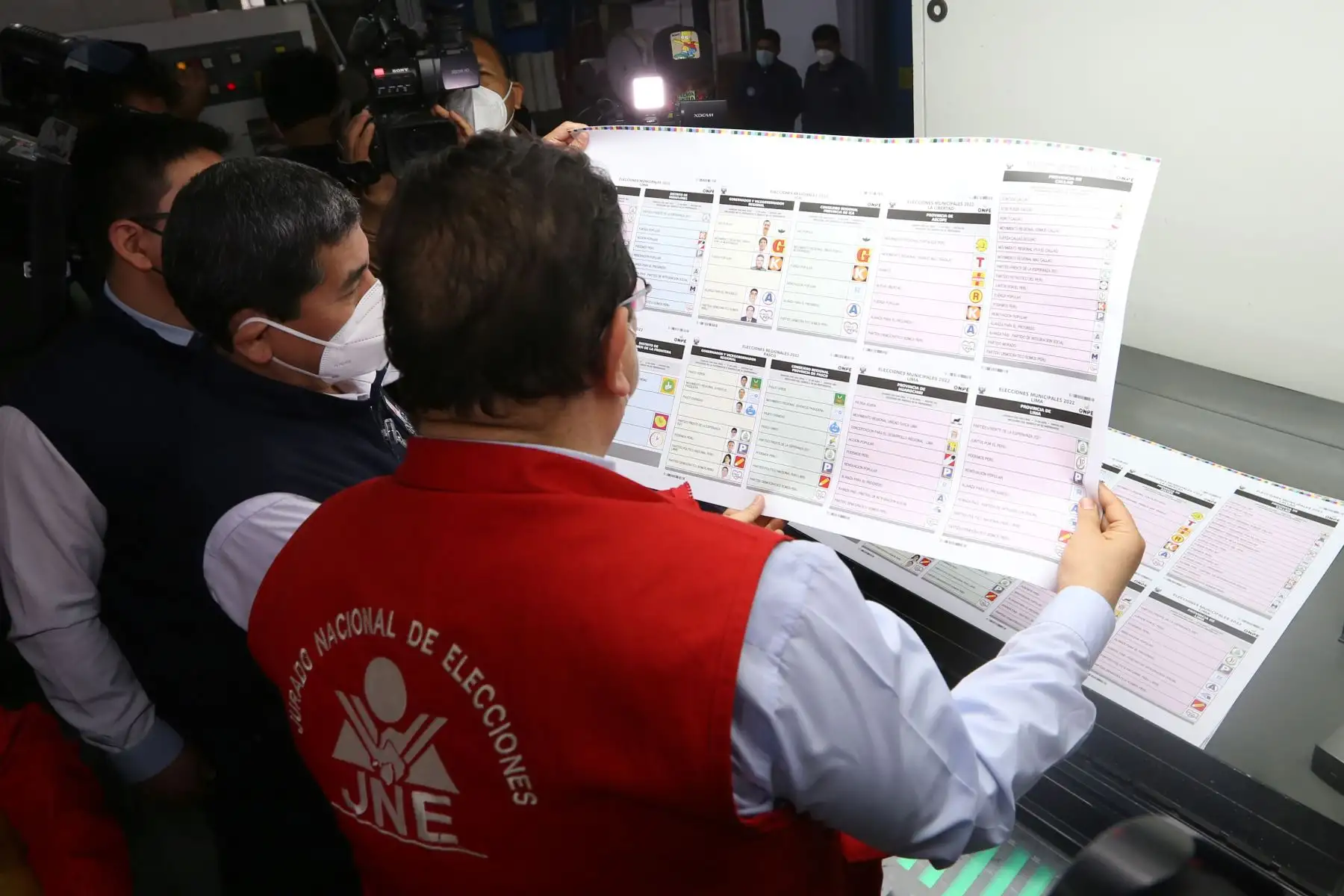 El Jurado Nacional de Elecciones  fiscalizó la impresión de las cédulas de sufragio que lleva a cabo la Oficina Nacional de Procesos Electorales , a fin de verificar que cumplan las exigencias para su uso el próximo 2 de octubre, día de las Elecciones Regionales y Municipales 2022.
Foto: JNE