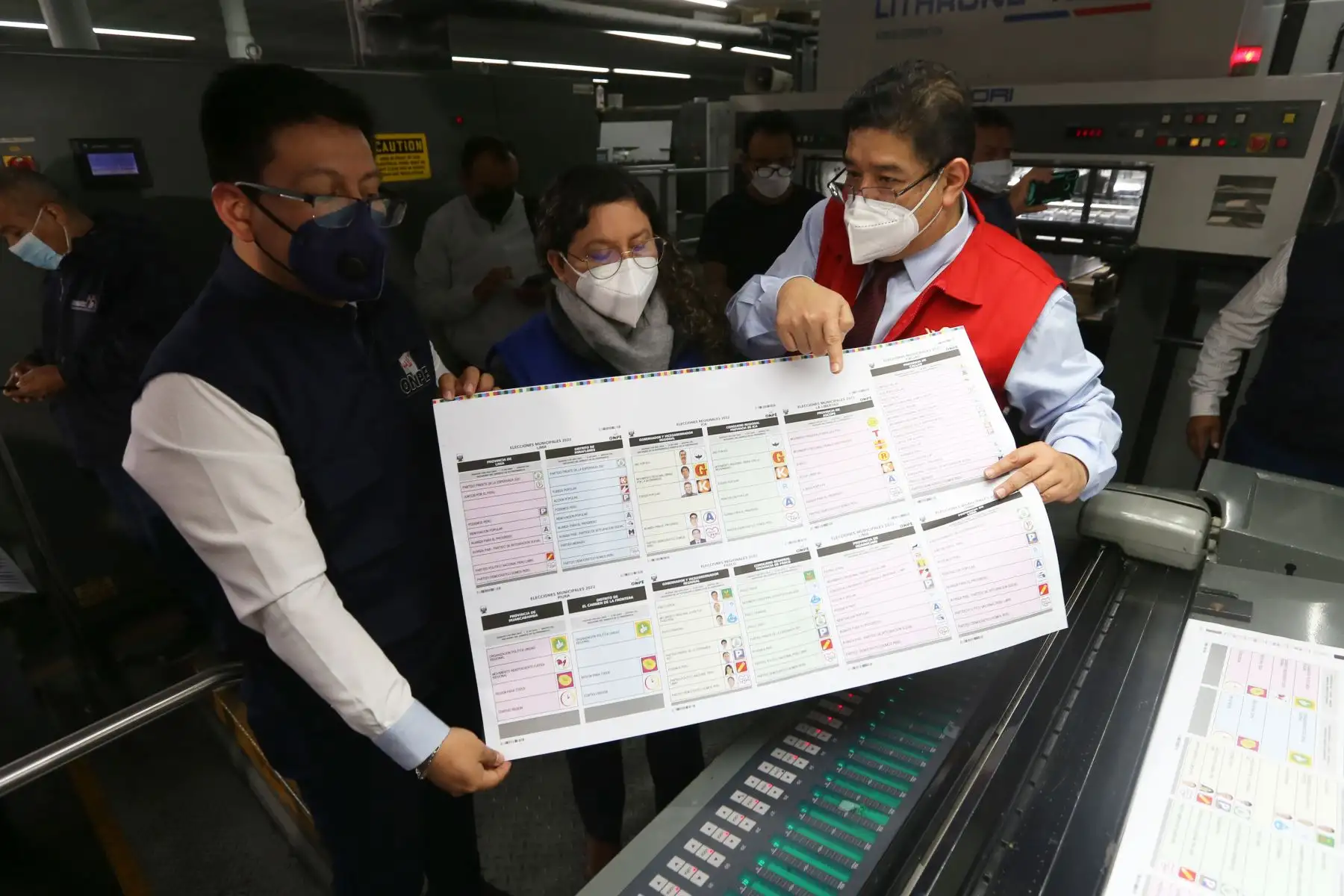 El Jurado Nacional de Elecciones  fiscalizó la impresión de las cédulas de sufragio que lleva a cabo la Oficina Nacional de Procesos Electorales , a fin de verificar que cumplan las exigencias para su uso el próximo 2 de octubre, día de las Elecciones Regionales y Municipales 2022.
Foto: JNE