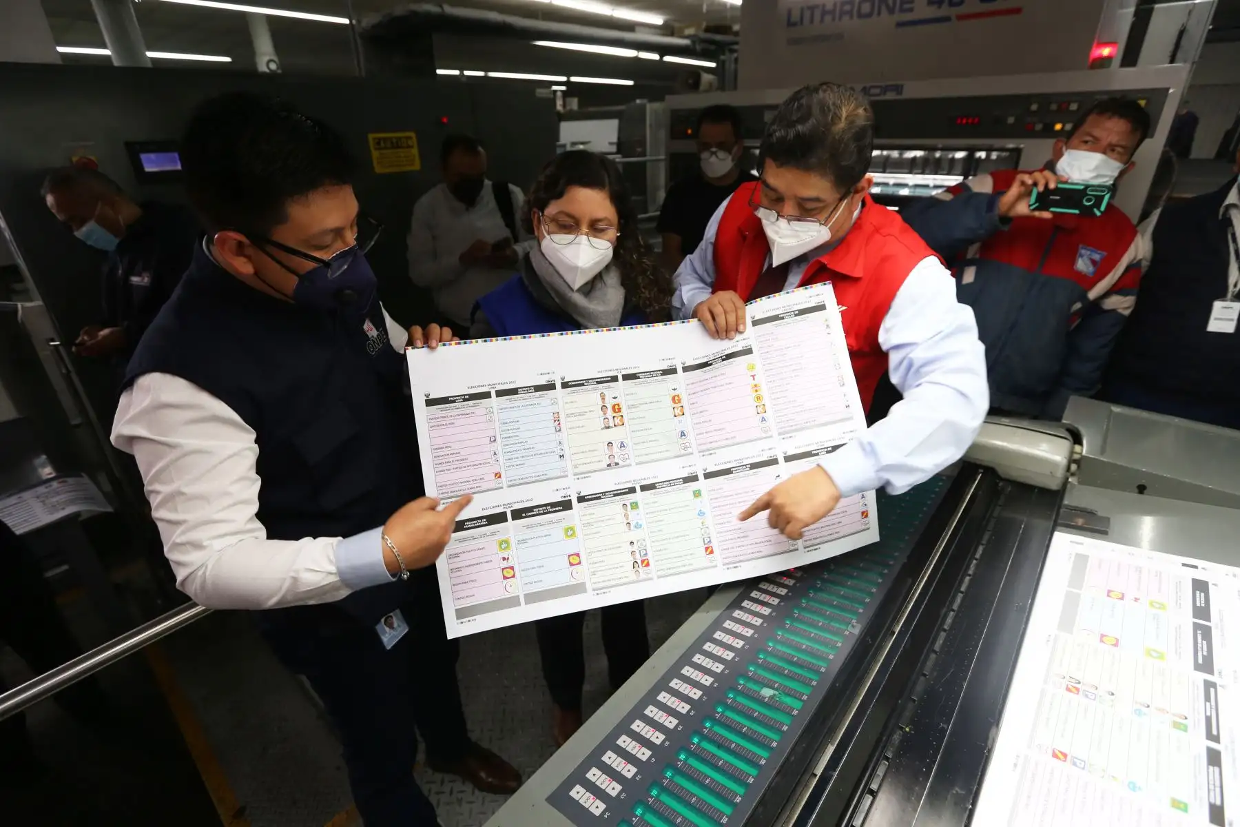 El Jurado Nacional de Elecciones  fiscalizó la impresión de las cédulas de sufragio que lleva a cabo la Oficina Nacional de Procesos Electorales , a fin de verificar que cumplan las exigencias para su uso el próximo 2 de octubre, día de las Elecciones Regionales y Municipales 2022.
Foto: JNE