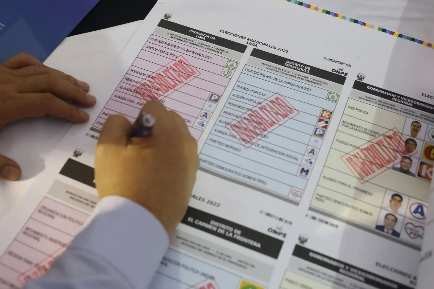 El Jurado Nacional de Elecciones  fiscalizó la impresión de las cédulas de sufragio que lleva a cabo la Oficina Nacional de Procesos Electorales , a fin de verificar que cumplan las exigencias para su uso el próximo 2 de octubre, día de las Elecciones Regionales y Municipales 2022.
Foto: JNE