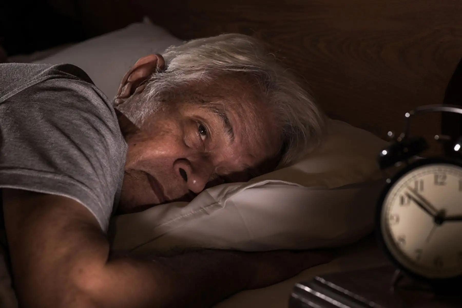 Dormir poco y mal elevan el riesgo de demencia y accidentes en los adultos mayores