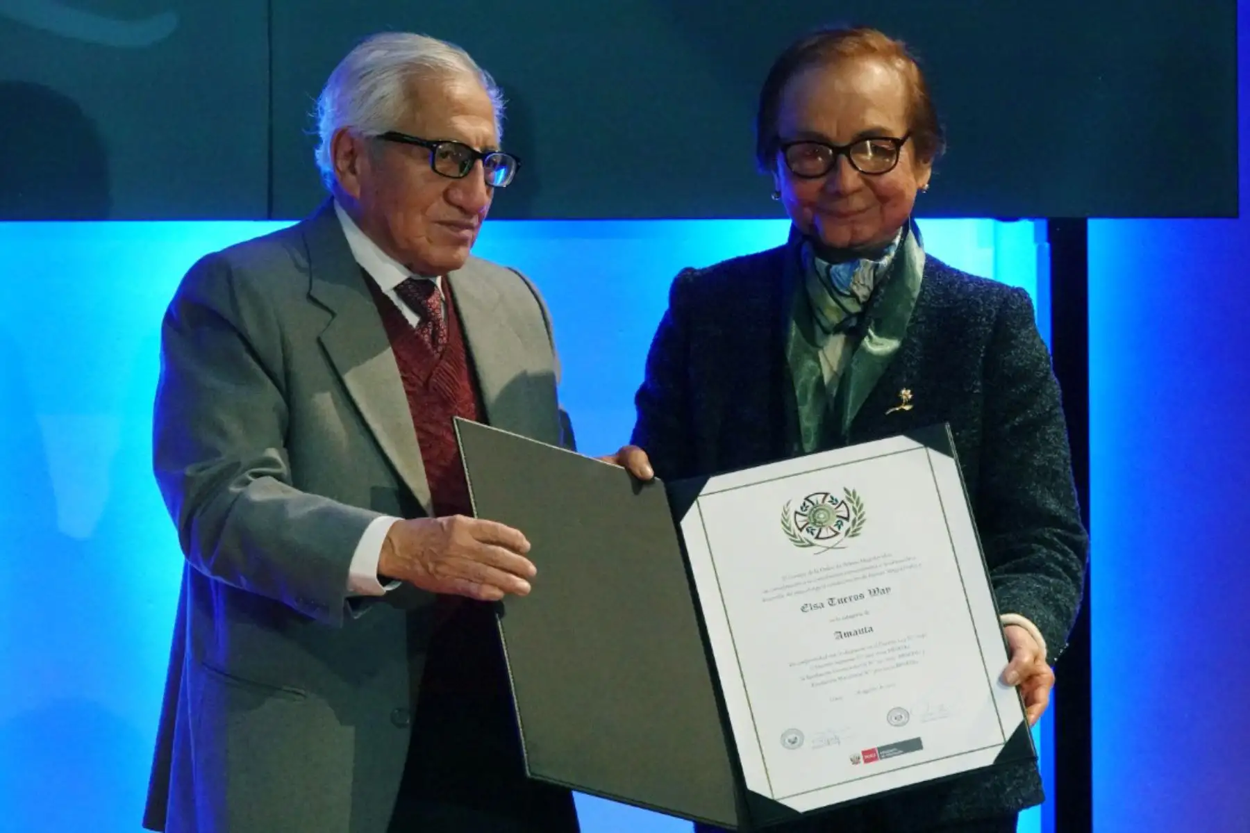 El viceministro de Gestión Pedagógica, Walter Hernández, entrega las Palmas Magisteriales 2020 en la categoría de Amauta a Elsa Doraliza Tueros Way. ANDINA/ Minedu