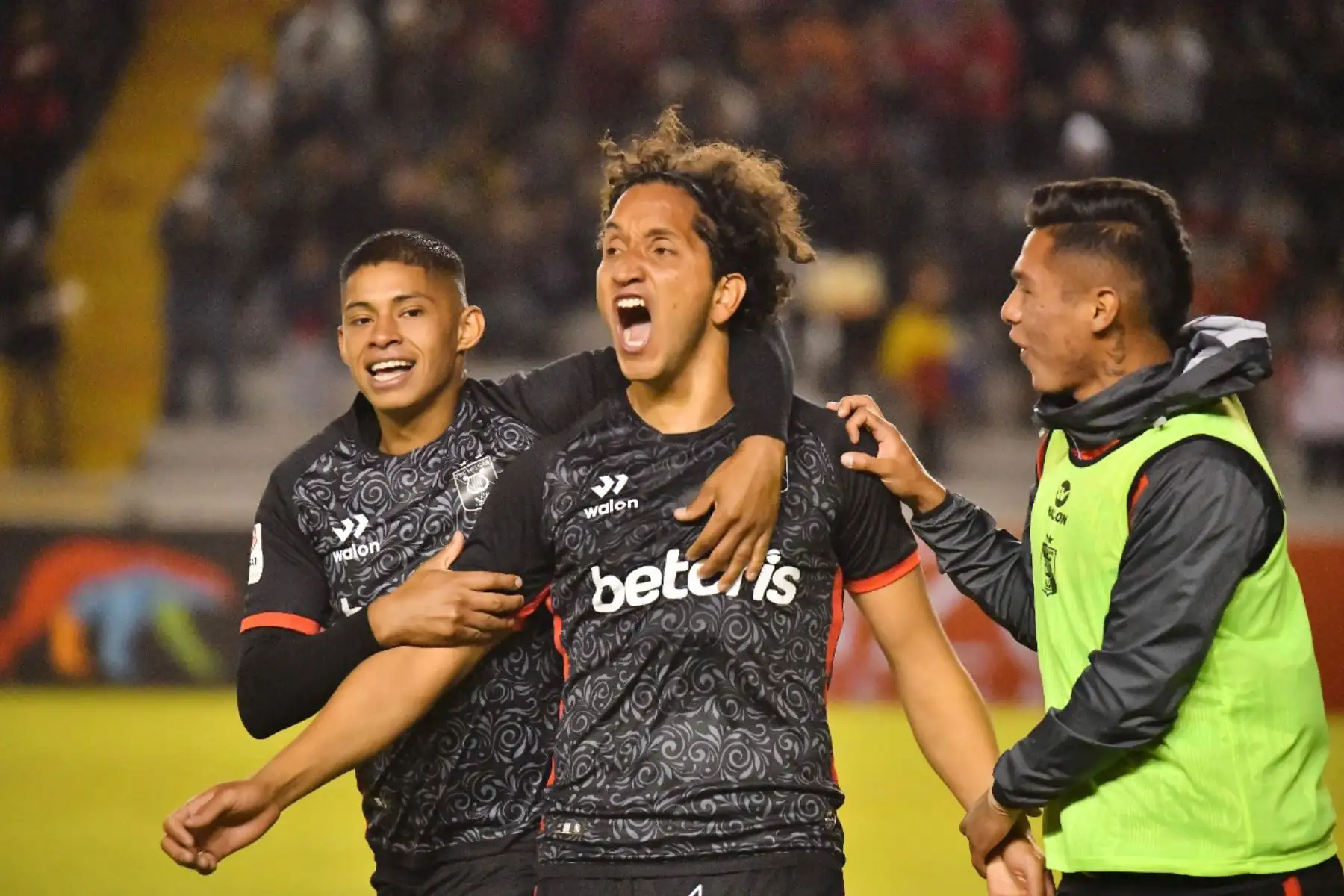 Jugador del Melgar, Jean Archimbaud celebra su gol anotado ante  el club San Martín en partido de la fecha 9 del Torneo Clausura en el Estadio Monumental de la UNSA.
Foto: Cortesía Diego Ramos