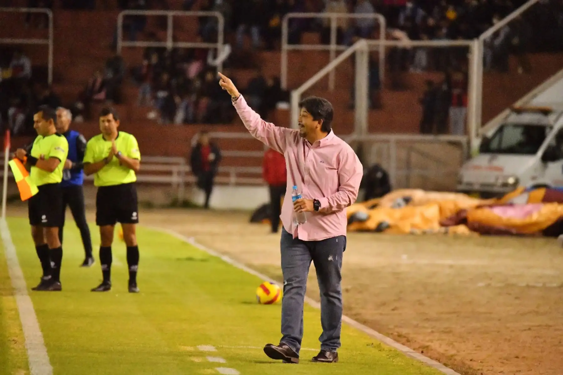 El la imagen el entrenador de la Universidad San Martín,  Víctor Rivera observa el partido ante que se disputa ante Melgar, en partido de la fecha 9 del Torneo Clausura en el Estadio Monumental de la UNSA.
Foto: Cortesía Diego Ramos