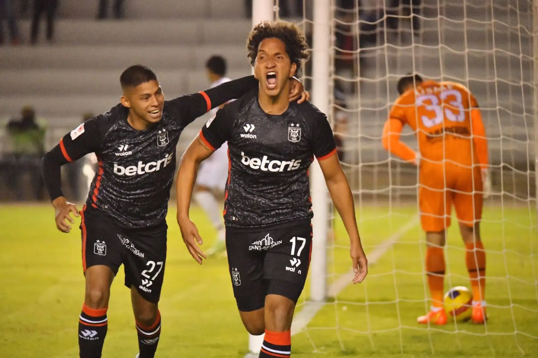 Jugador del Melgar, Jean Archimbaud celebra su gol anotado ante  el club San Martín en partido de la fecha 9 del Torneo Clausura en el Estadio Monumental de la UNSA.
Foto: Cortesía Diego Ramos