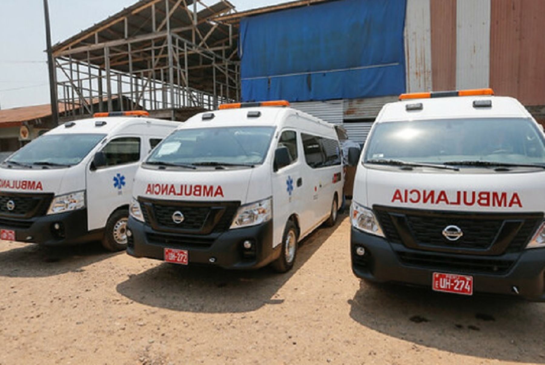 El Ministerio de Salud continúa distribuyendo ambulancias a las regiones del país y esta vez fue el turno de la región Ucayali, a donde llegó el ministro Jorge López Peña para entregar tres ambulancias equipadas a dos hospitales y un centro de salud de Pucallpa.