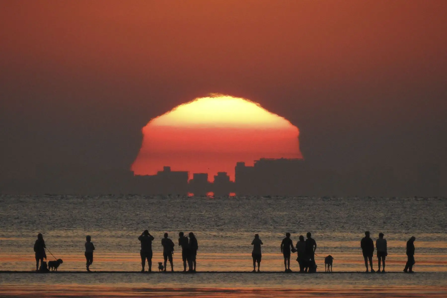 Durante una hermosa y tranquila tarde en Tankerton, Kent, Brendan capturó esta imagen de personas caminando por la famosa calle de Guijarros. Aquí les mostramos la seleccion de las fotografías finalistas y ganadoras del premio anual Fotógrafo meteorológico del año 2022 de la Royal Meteorological Society, en asociación con AccuWeather. Foto: RMetS/Difusión