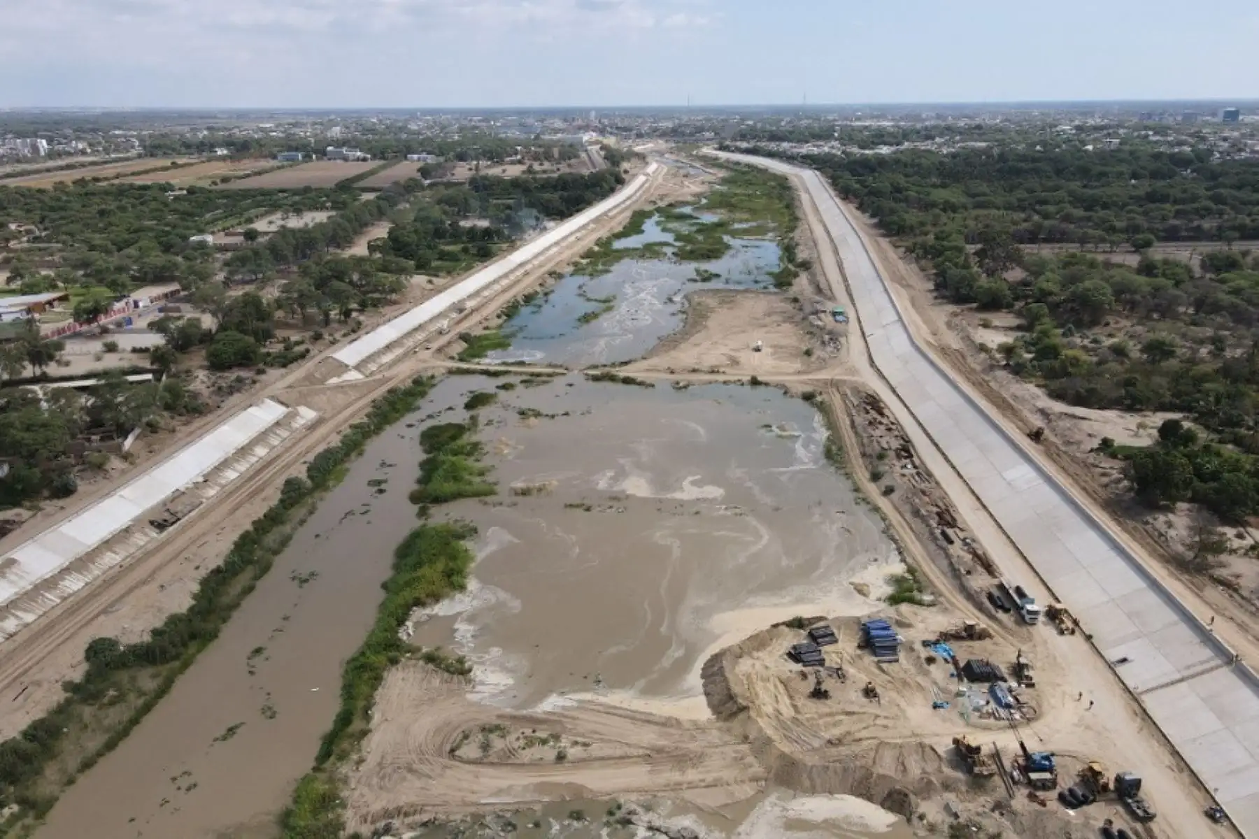 Inauguran primer tramo de defensas ribereñas de Piura y Castilla financiadas por la ARCC. El tramo comprende desde la represa Los Ejidos hasta el puente Cáceres, considerando la conformación de los diques con un revestimiento de losas de concreto, construcción de parapetos, protección con tablestacado, entre otros.