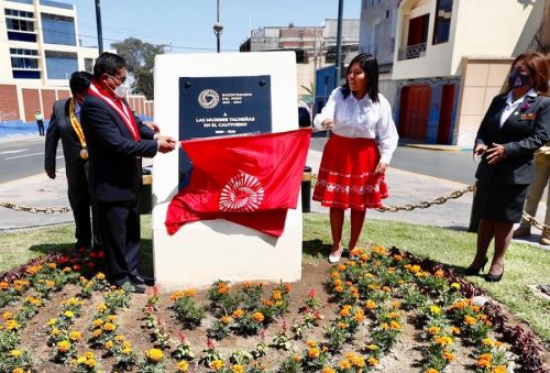 Ministra de Cultura, Betssy Chávez, participa en ceremonia de develación de placa de homenaje a mujeres patriotas en la Plaza de la Mujer Tacneña, como parte de las actividades conmemorativas del 93° aniversario del retorno de Tacna al territorio peruano.