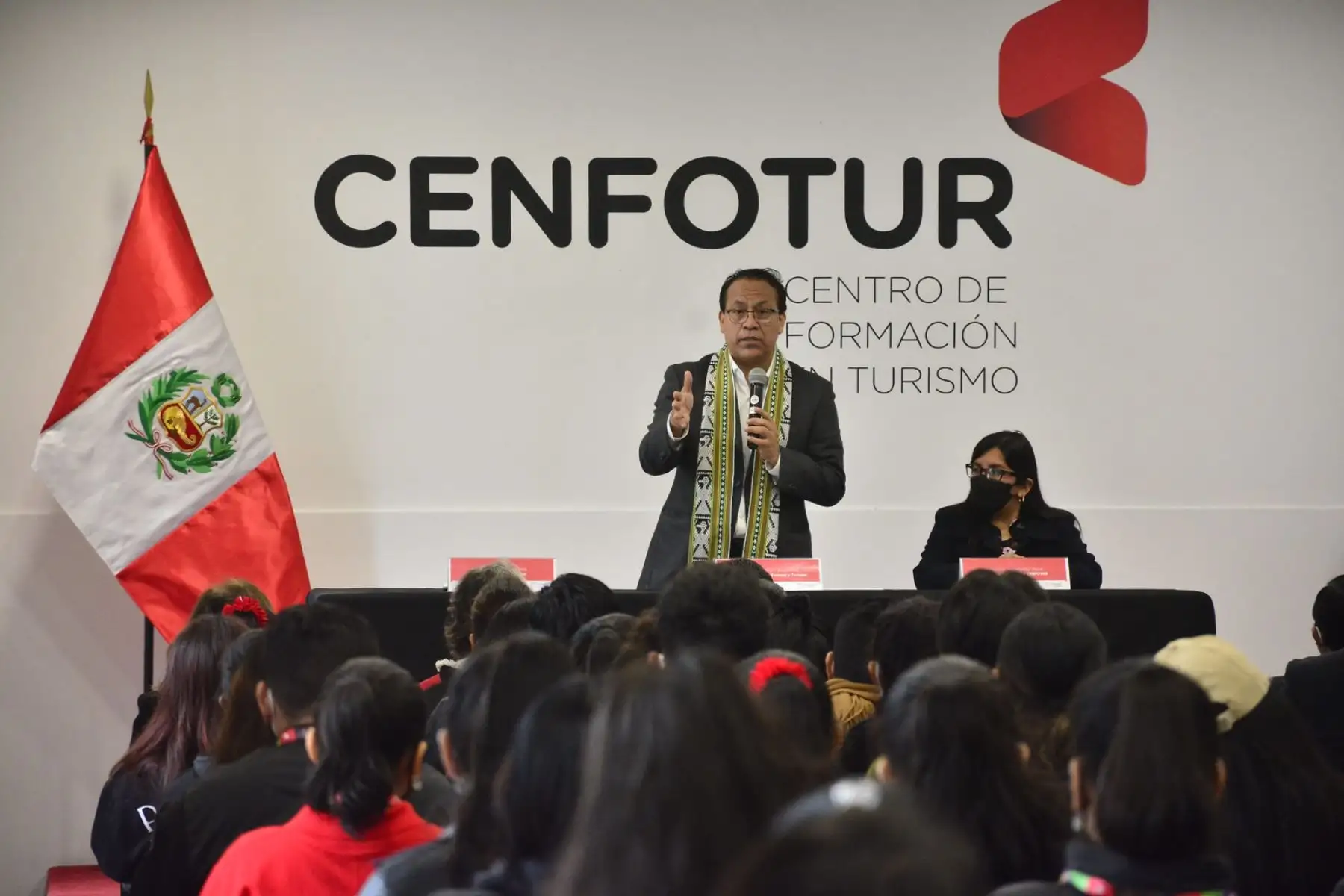 El ministro de Comercio Exterior y Turismo, Roberto Sánchez, presidió ceremonia de bienvenida a estudiantes de Cenfotur para el periodo académico 2022-II. Foto: Mincetur