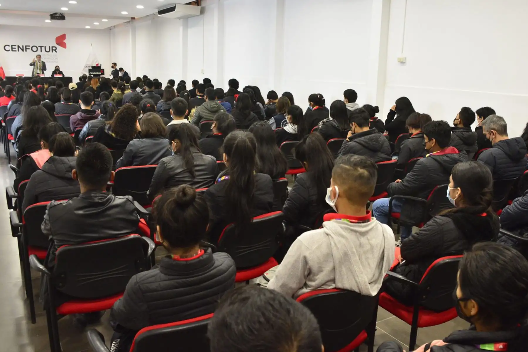 El ministro de Comercio Exterior y Turismo, Roberto Sánchez, presidió ceremonia de bienvenida a estudiantes de Cenfotur para el periodo académico 2022-II. Foto: Mincetur