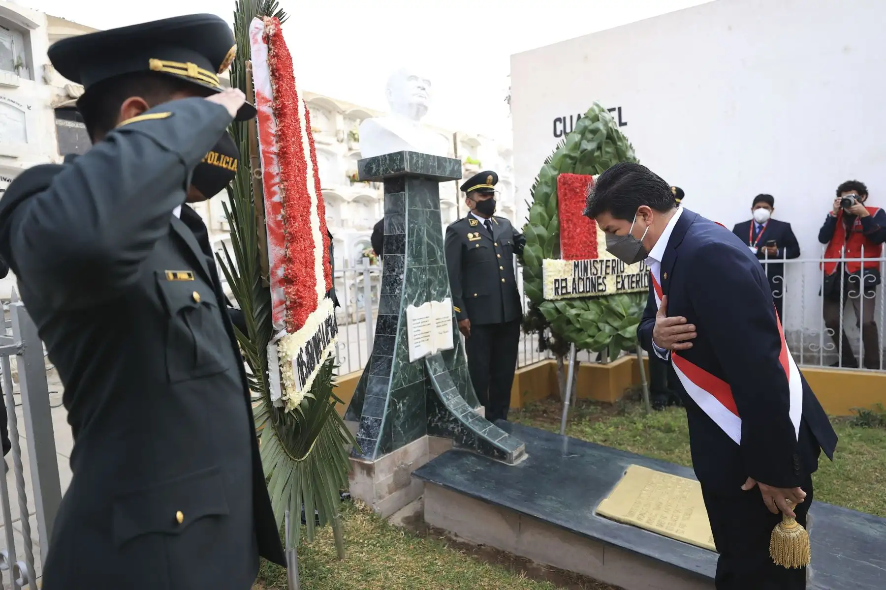 Jefe del Estado, Pedro Castillo, participó de la colocación de ofrendas florales en homenaje a los restos mortales del historiador Jorge Basadre Grohmann, de esta manera inició esta mañana de las actividades conmemorativas por el 93 aniversario de la reincorporación de Tacna al Perú. Foto: Presidencia Perú