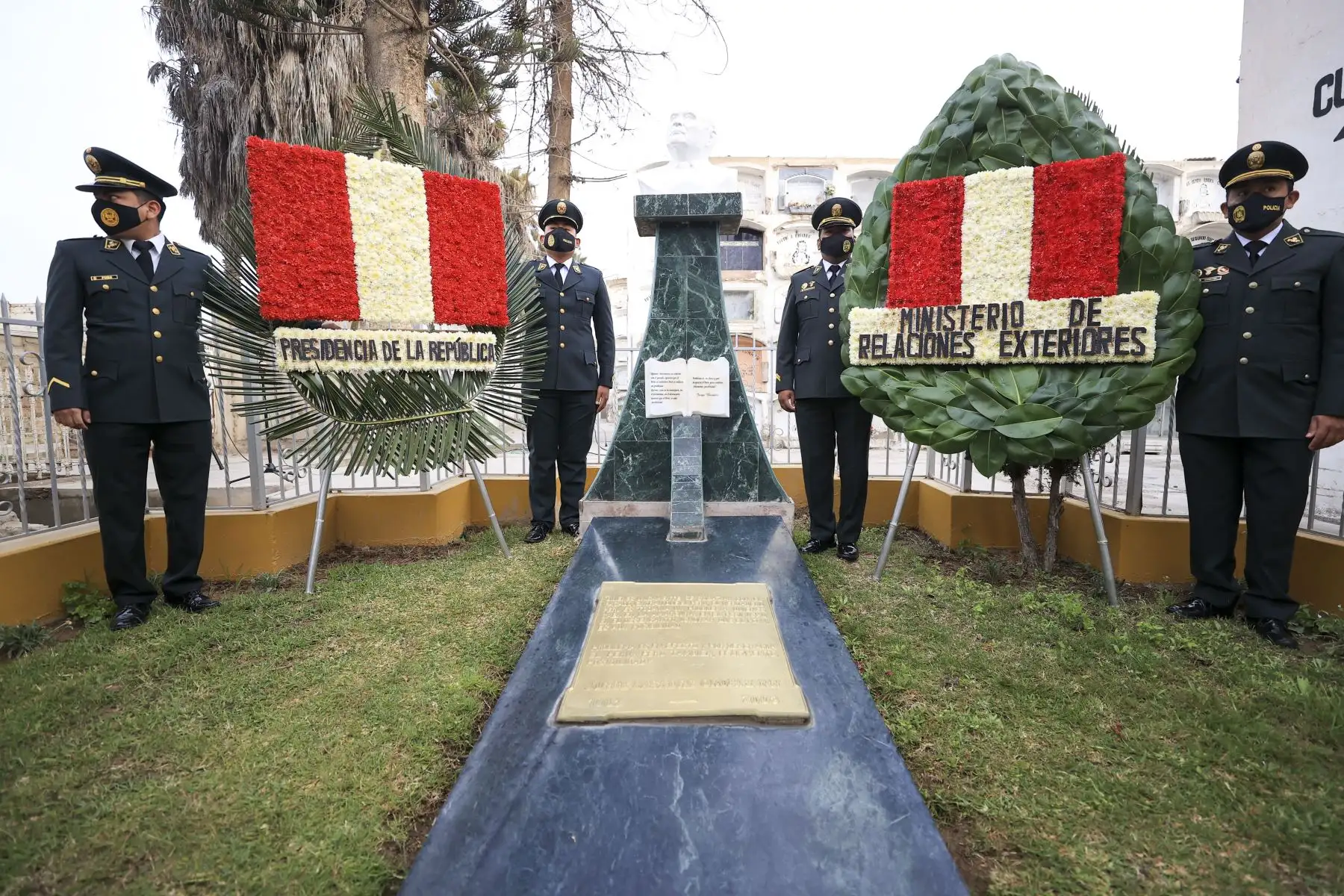 Jefe del Estado, Pedro Castillo, participó de la colocación de ofrendas florales en homenaje a los restos mortales del historiador Jorge Basadre Grohmann, de esta manera inició esta mañana de las actividades conmemorativas por el 93 aniversario de la reincorporación de Tacna al Perú. Foto: Presidencia Perú