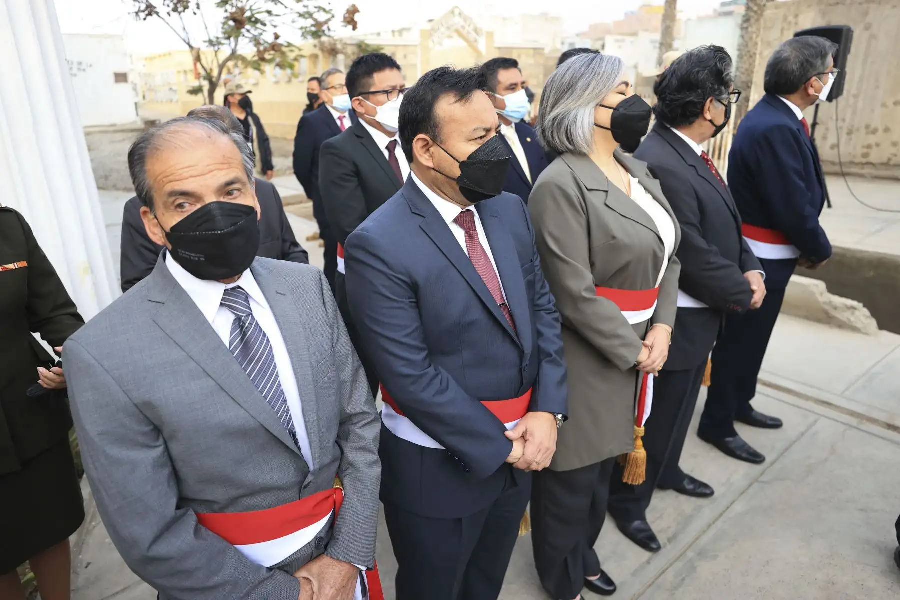 Jefe del Estado, Pedro Castillo, participó de la colocación de ofrendas florales en homenaje a los restos mortales del historiador Jorge Basadre Grohmann, de esta manera inició esta mañana de las actividades conmemorativas por el 93 aniversario de la reincorporación de Tacna al Perú. Foto: Presidencia Perú