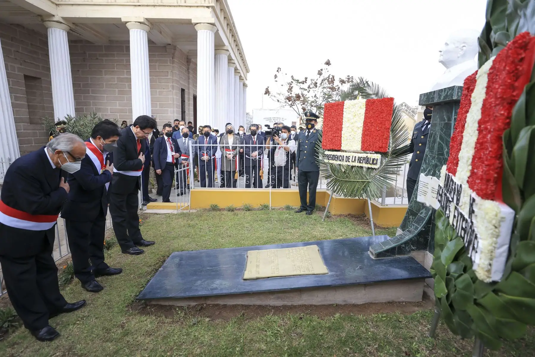 Jefe del Estado, Pedro Castillo, participó de la colocación de ofrendas florales en homenaje a los restos mortales del historiador Jorge Basadre Grohmann, de esta manera inició esta mañana de las actividades conmemorativas por el 93 aniversario de la reincorporación de Tacna al Perú. Foto: Presidencia Perú