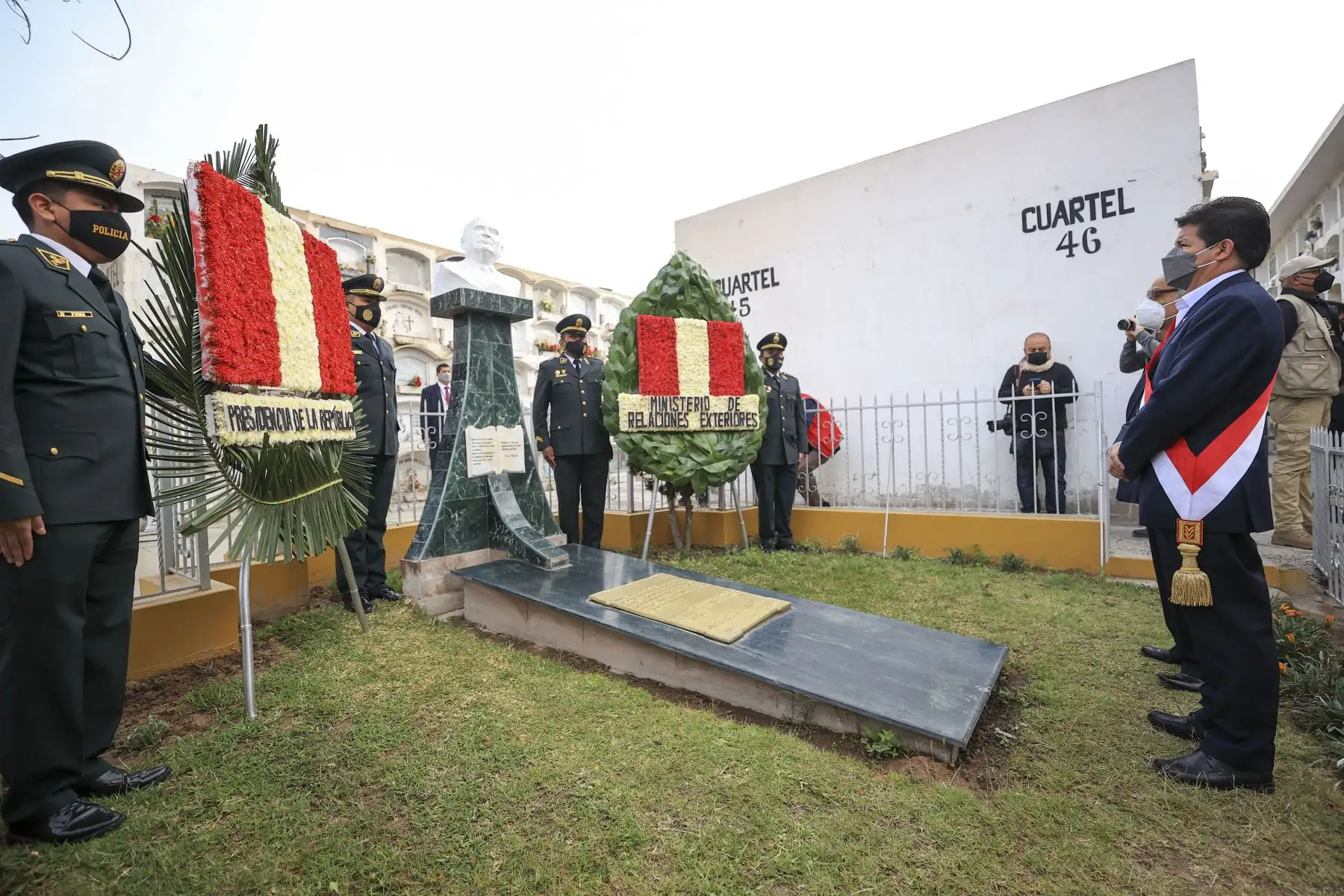 Jefe del Estado, Pedro Castillo, participó de la colocación de ofrendas florales en homenaje a los restos mortales del historiador Jorge Basadre Grohmann, de esta manera inició esta mañana de las actividades conmemorativas por el 93 aniversario de la reincorporación de Tacna al Perú. Foto: Presidencia Perú