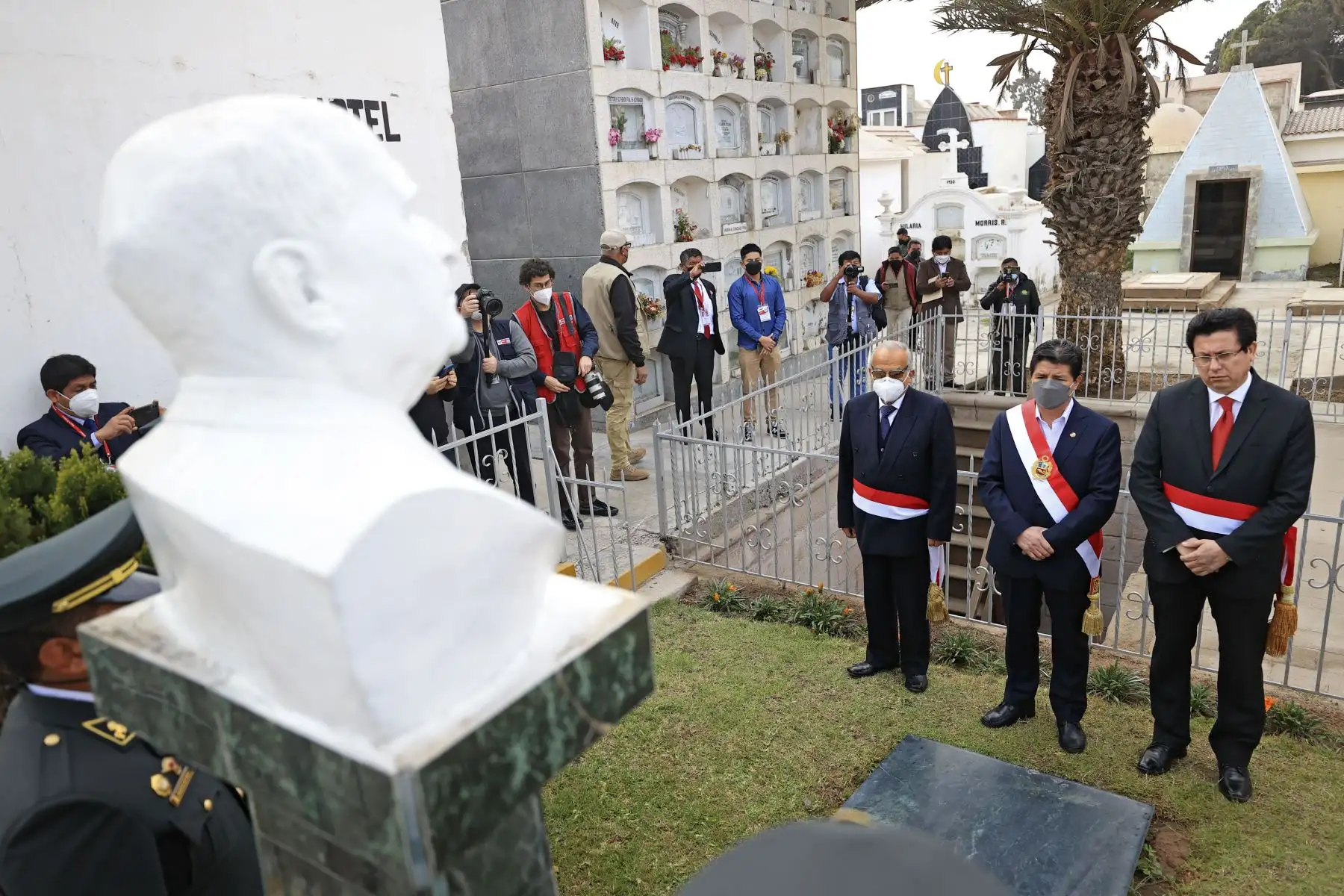 Jefe del Estado, Pedro Castillo, participó de la colocación de ofrendas florales en homenaje a los restos mortales del historiador Jorge Basadre Grohmann, de esta manera inició esta mañana de las actividades conmemorativas por el 93 aniversario de la reincorporación de Tacna al Perú. Foto: Presidencia Perú