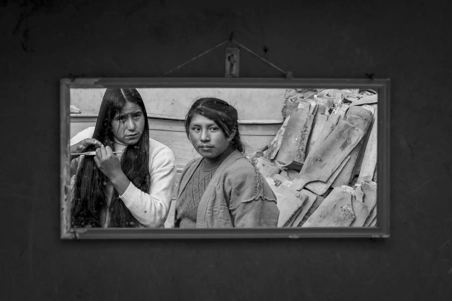 Adriana Peralta, fotógrafa documental, presenta la muestra “Imágenes peregrinas” en el Centro Cultural de la Alianza Francesa en Cusco. La exposición es un homenaje al día mundial de la fotografía que se celebró el 19 de agosto pasado y representan el encuentro, el saludo y la celebración de ciertos instantes del camino que la fotógrafa ha recorriendo durante estos años. La muestra estará abierta al público general hasta el 2 de setiembre. Foto: Difusión/Adriana Peralta.