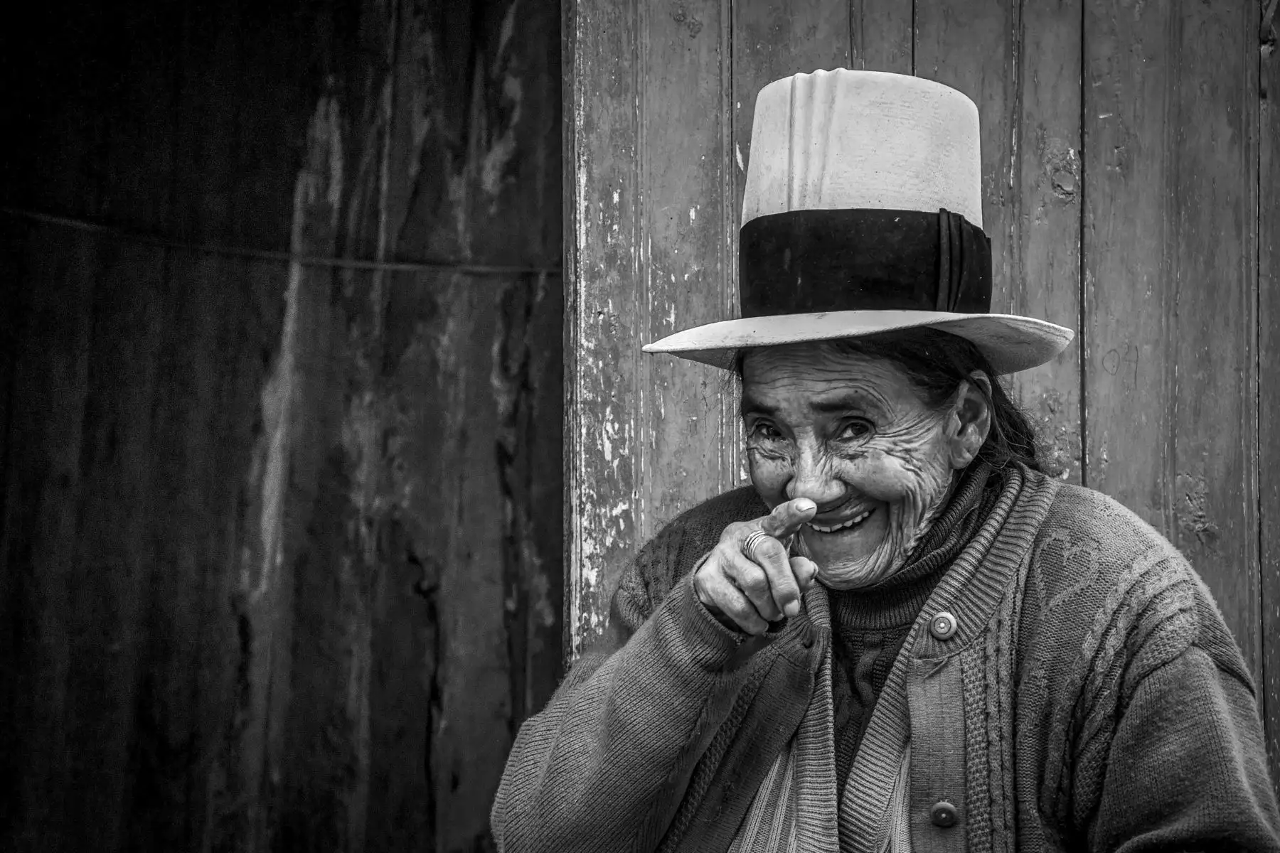 Adriana Peralta, fotógrafa documental, presenta la muestra “Imágenes peregrinas” en el Centro Cultural de la Alianza Francesa en Cusco. La exposición es un homenaje al día mundial de la fotografía que se celebró el 19 de agosto pasado y representan el encuentro, el saludo y la celebración de ciertos instantes del camino que la fotógrafa ha recorriendo durante estos años. La muestra estará abierta al público general hasta el 2 de setiembre. Foto: Difusión/Adriana Peralta.