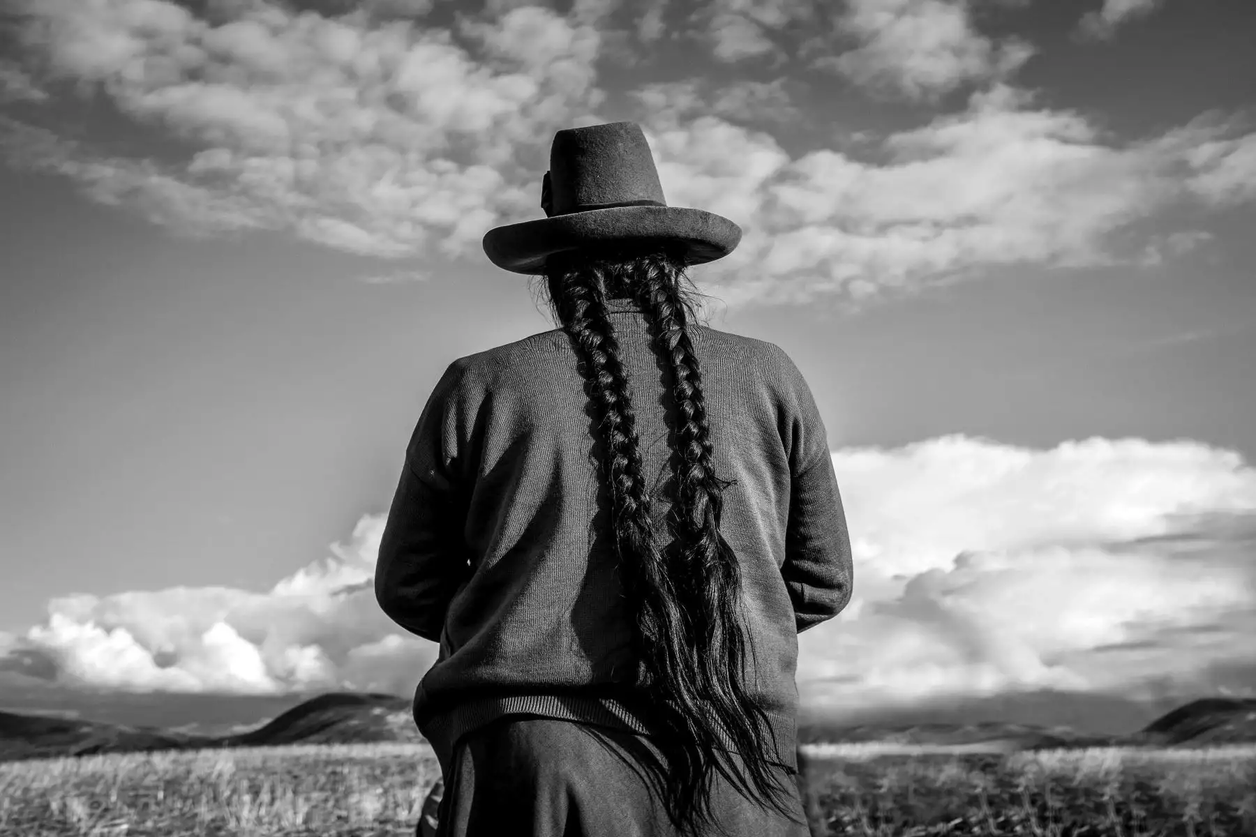 Adriana Peralta, fotógrafa documental, presenta la muestra “Imágenes peregrinas” en el Centro Cultural de la Alianza Francesa en Cusco. La exposición es un homenaje al día mundial de la fotografía que se celebró el 19 de agosto pasado y representan el encuentro, el saludo y la celebración de ciertos instantes del camino que la fotógrafa ha recorriendo durante estos años. La muestra estará abierta al público general hasta el 2 de setiembre. Foto: Difusión/Adriana Peralta.