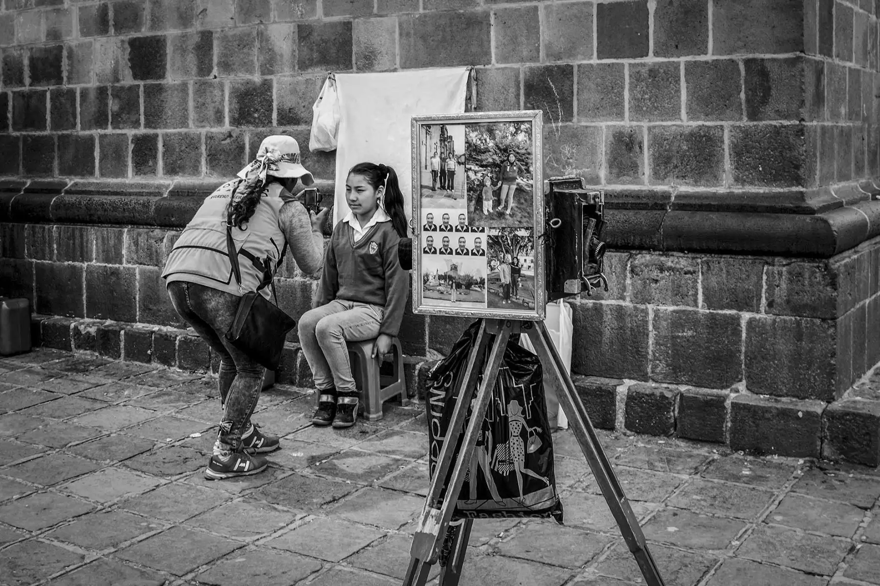 Adriana Peralta, fotógrafa documental, presenta la muestra “Imágenes peregrinas” en el Centro Cultural de la Alianza Francesa en Cusco. La exposición es un homenaje al día mundial de la fotografía que se celebró el 19 de agosto pasado y representan el encuentro, el saludo y la celebración de ciertos instantes del camino que la fotógrafa ha recorriendo durante estos años. La muestra estará abierta al público general hasta el 2 de setiembre. Foto: Difusión/Adriana Peralta.
