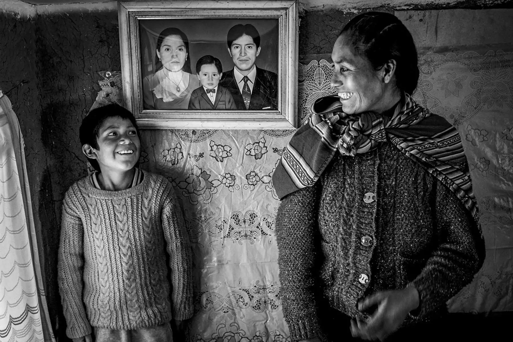 Adriana Peralta, fotógrafa documental, presenta la muestra “Imágenes peregrinas” en el Centro Cultural de la Alianza Francesa en Cusco. La exposición es un homenaje al día mundial de la fotografía que se celebró el 19 de agosto pasado y representan el encuentro, el saludo y la celebración de ciertos instantes del camino que la fotógrafa ha recorriendo durante estos años. La muestra estará abierta al público general hasta el 2 de setiembre. Foto: Difusión/Adriana Peralta.