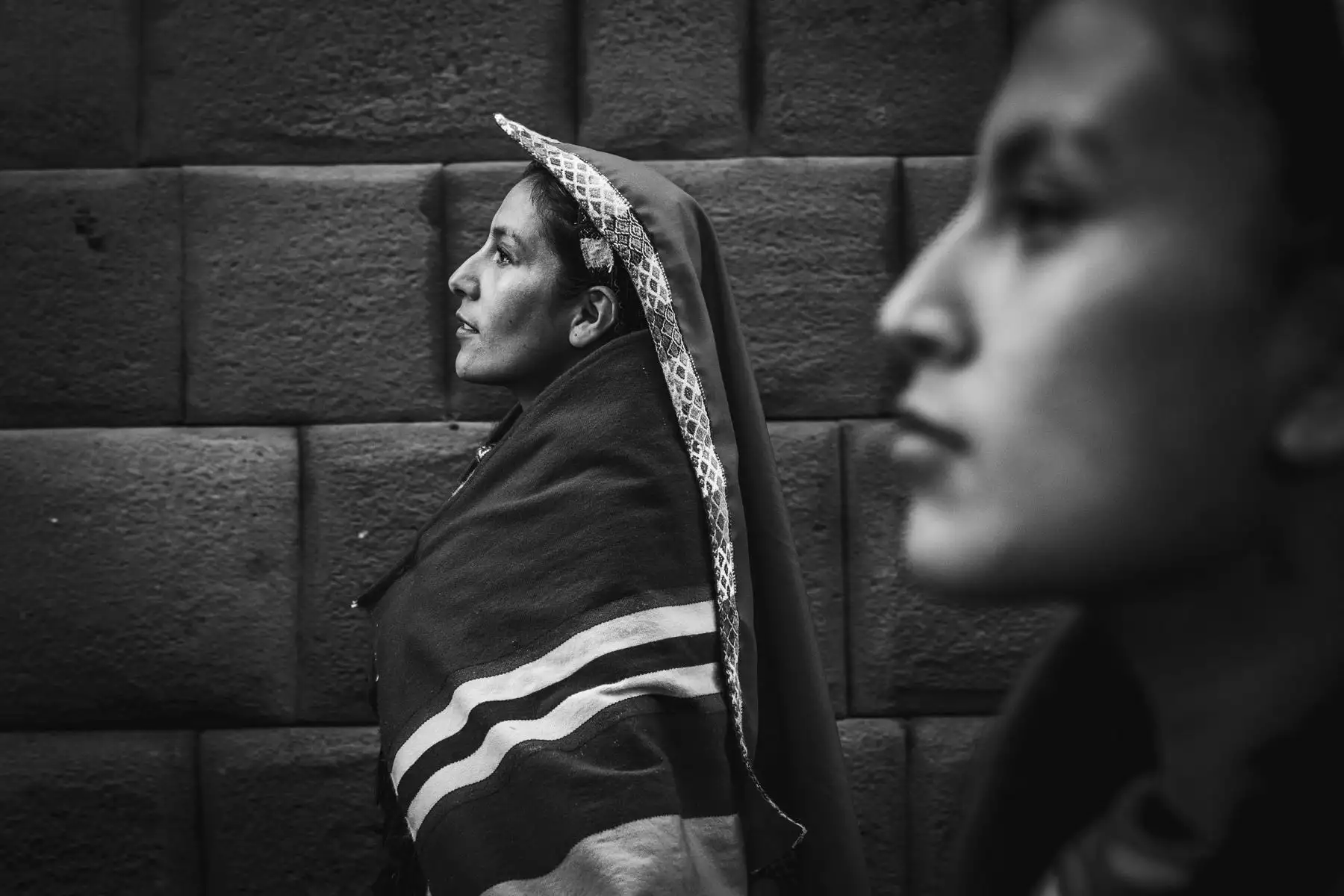 Adriana Peralta, fotógrafa documental, presenta la muestra “Imágenes peregrinas” en el Centro Cultural de la Alianza Francesa en Cusco. La exposición es un homenaje al día mundial de la fotografía que se celebró el 19 de agosto pasado y representan el encuentro, el saludo y la celebración de ciertos instantes del camino que la fotógrafa ha recorriendo durante estos años. La muestra estará abierta al público general hasta el 2 de setiembre. Foto: Difusión/Adriana Peralta.