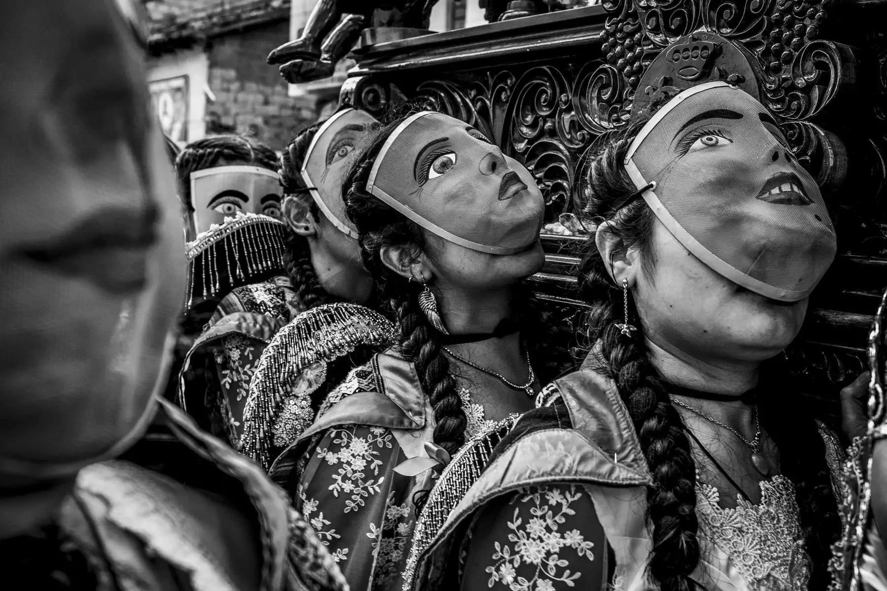 Adriana Peralta, fotógrafa documental, presenta la muestra “Imágenes peregrinas” en el Centro Cultural de la Alianza Francesa en Cusco. La exposición es un homenaje al día mundial de la fotografía que se celebró el 19 de agosto pasado y representan el encuentro, el saludo y la celebración de ciertos instantes del camino que la fotógrafa ha recorriendo durante estos años. La muestra estará abierta al público general hasta el 2 de setiembre. Foto: Difusión/Adriana Peralta.