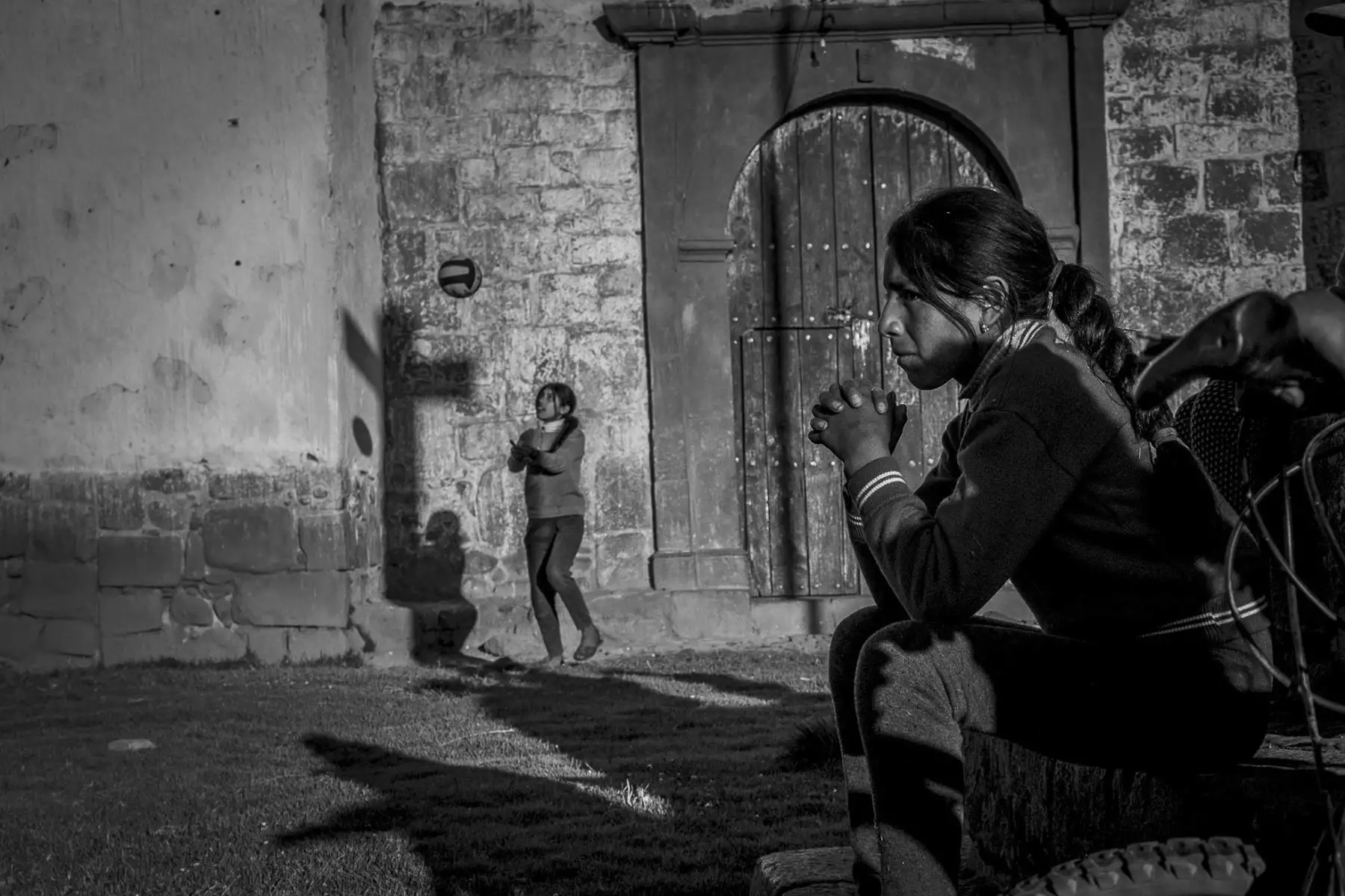 Adriana Peralta, fotógrafa documental, presenta la muestra “Imágenes peregrinas” en el Centro Cultural de la Alianza Francesa en Cusco. La exposición es un homenaje al día mundial de la fotografía que se celebró el 19 de agosto pasado y representan el encuentro, el saludo y la celebración de ciertos instantes del camino que la fotógrafa ha recorriendo durante estos años. La muestra estará abierta al público general hasta el 2 de setiembre. Foto: Difusión/Adriana Peralta.