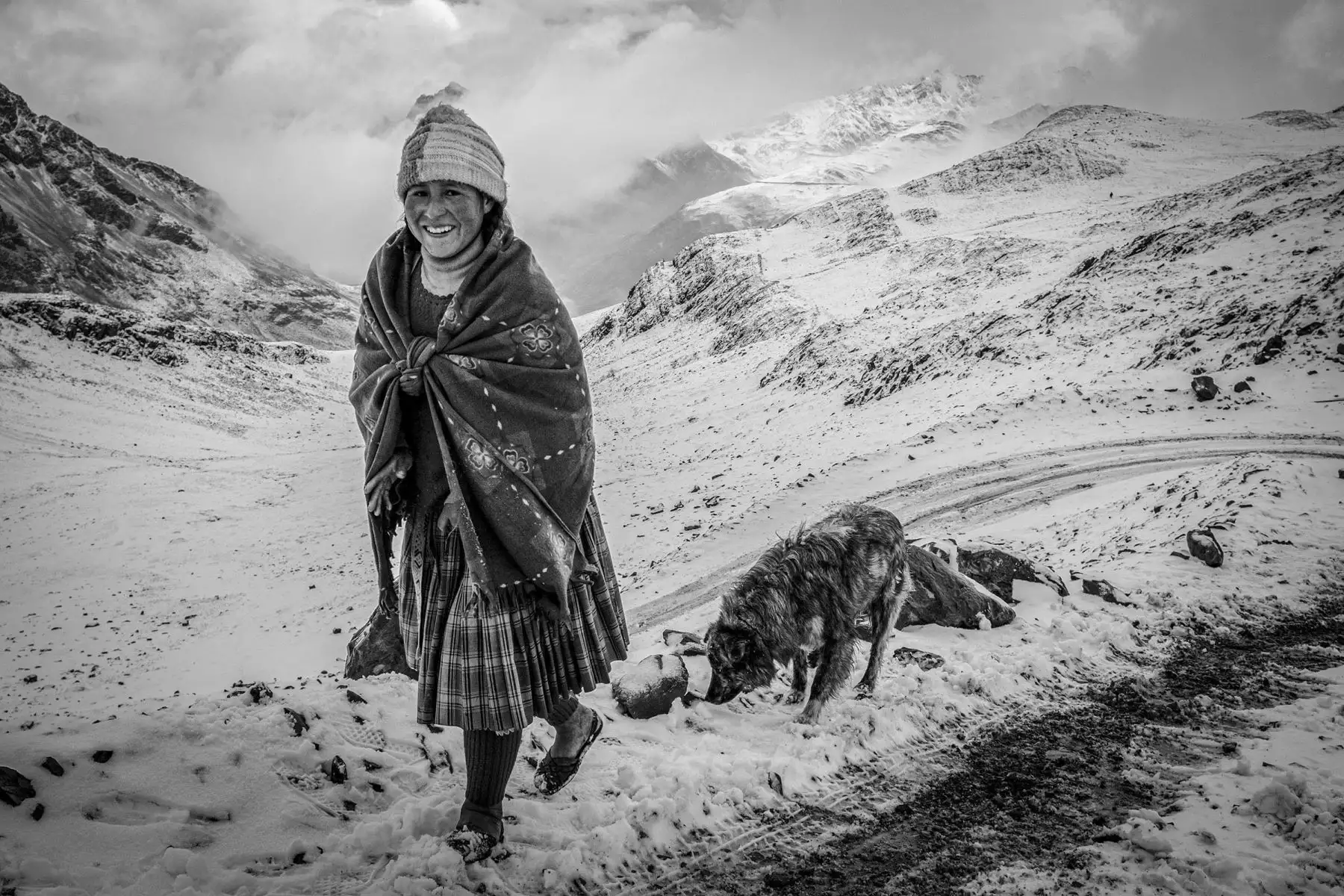 Adriana Peralta, fotógrafa documental, presenta la muestra “Imágenes peregrinas” en el Centro Cultural de la Alianza Francesa en Cusco. La exposición es un homenaje al día mundial de la fotografía que se celebró el 19 de agosto pasado y representan el encuentro, el saludo y la celebración de ciertos instantes del camino que la fotógrafa ha recorriendo durante estos años. La muestra estará abierta al público general hasta el 2 de setiembre. Foto: Difusión/Adriana Peralta.