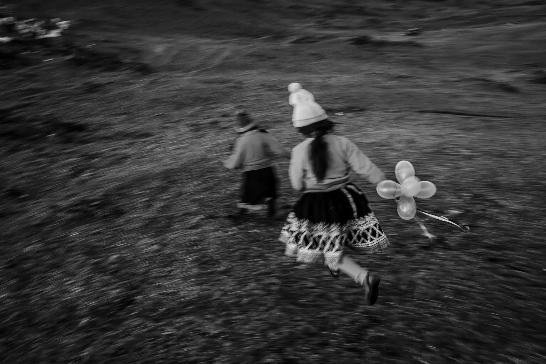 Adriana Peralta, fotógrafa documental, presenta la muestra “Imágenes peregrinas” en el Centro Cultural de la Alianza Francesa en Cusco. La exposición es un homenaje al día mundial de la fotografía que se celebró el 19 de agosto pasado y representan el encuentro, el saludo y la celebración de ciertos instantes del camino que la fotógrafa ha recorriendo durante estos años. La muestra estará abierta al público general hasta el 2 de setiembre. Foto: Difusión/Adriana Peralta.