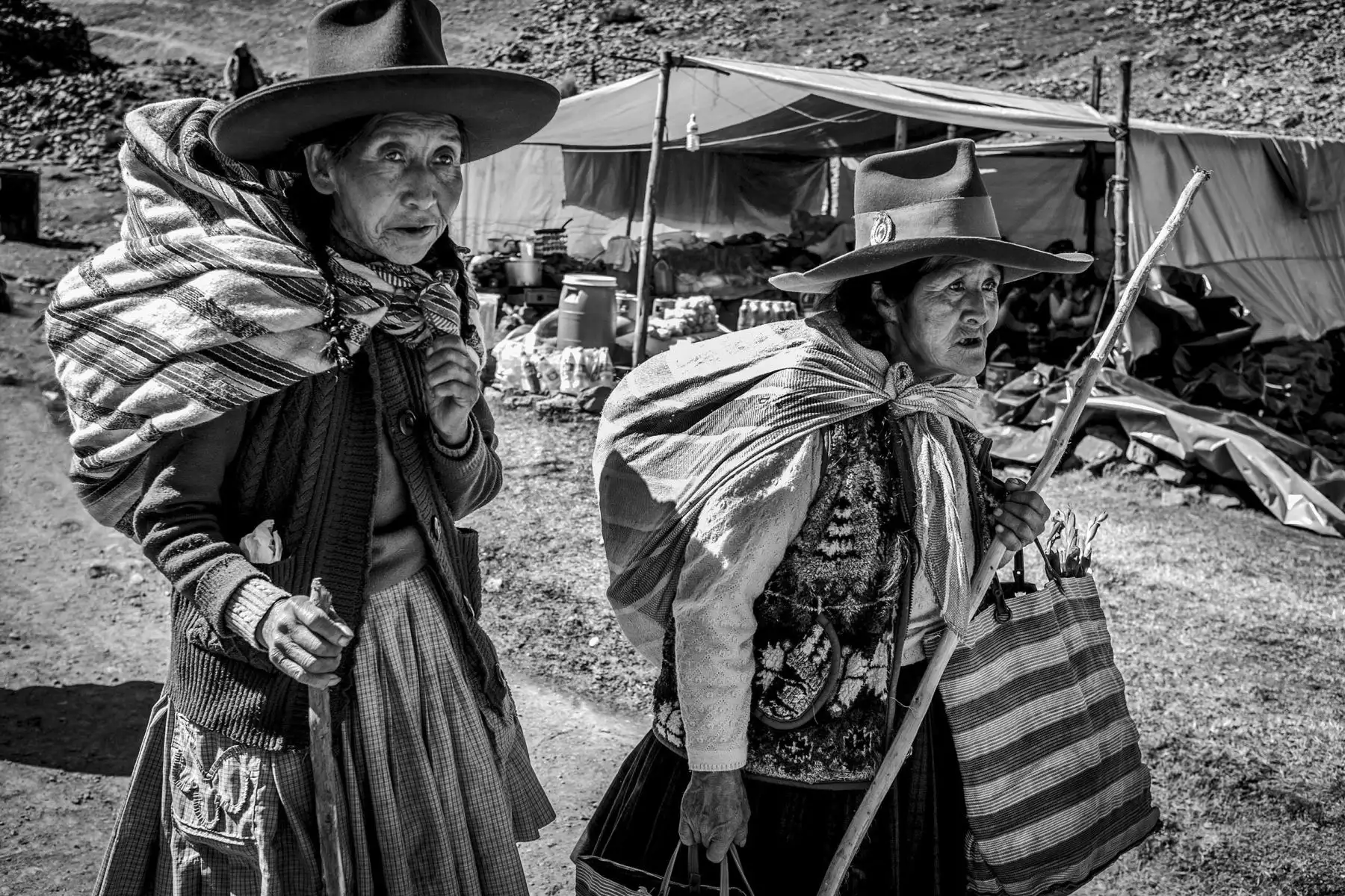 Adriana Peralta, fotógrafa documental, presenta la muestra “Imágenes peregrinas” en el Centro Cultural de la Alianza Francesa en Cusco. La exposición es un homenaje al día mundial de la fotografía que se celebró el 19 de agosto pasado y representan el encuentro, el saludo y la celebración de ciertos instantes del camino que la fotógrafa ha recorriendo durante estos años. La muestra estará abierta al público general hasta el 2 de setiembre. Foto: Difusión/Adriana Peralta.