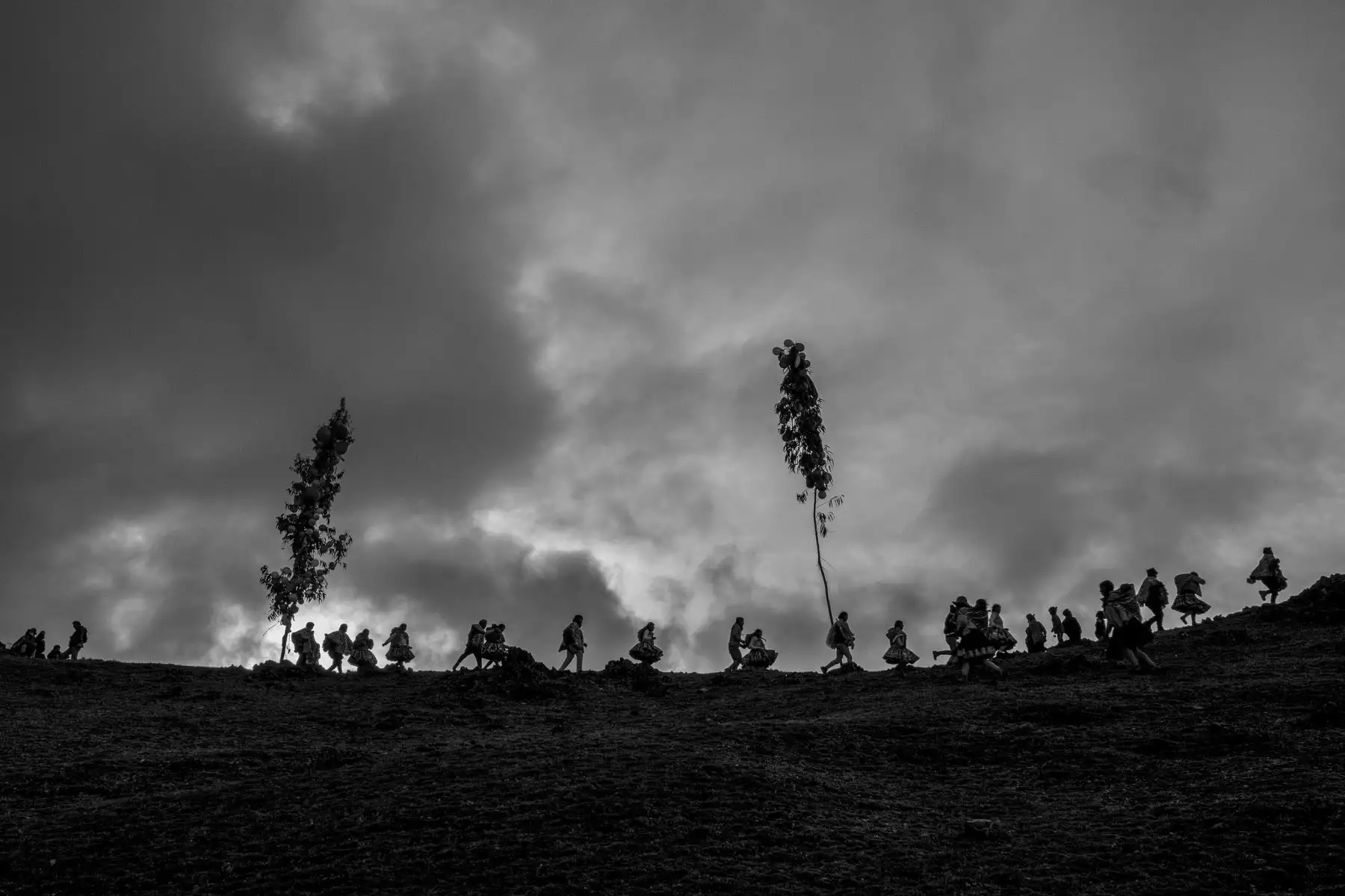 Adriana Peralta, fotógrafa documental, presenta la muestra “Imágenes peregrinas” en el Centro Cultural de la Alianza Francesa en Cusco. La exposición es un homenaje al día mundial de la fotografía que se celebró el 19 de agosto pasado y representan el encuentro, el saludo y la celebración de ciertos instantes del camino que la fotógrafa ha recorriendo durante estos años. La muestra estará abierta al público general hasta el 2 de setiembre. Foto: Difusión/Adriana Peralta.
