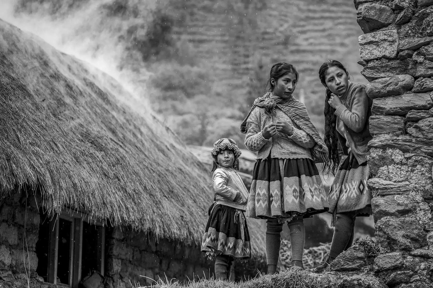 Adriana Peralta, fotógrafa documental, presenta la muestra “Imágenes peregrinas” en el Centro Cultural de la Alianza Francesa en Cusco. La exposición es un homenaje al día mundial de la fotografía que se celebró el 19 de agosto pasado y representan el encuentro, el saludo y la celebración de ciertos instantes del camino que la fotógrafa ha recorriendo durante estos años. La muestra estará abierta al público general hasta el 2 de setiembre. Foto: Difusión/Adriana Peralta.