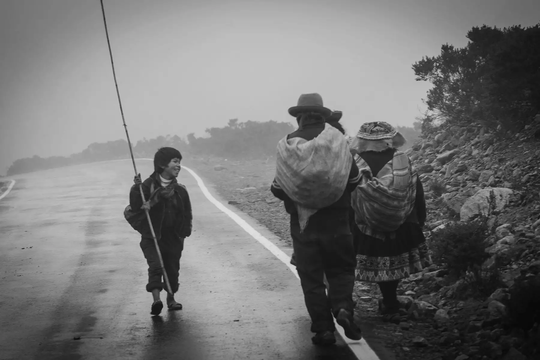 Adriana Peralta, fotógrafa documental, presenta la muestra “Imágenes peregrinas” en el Centro Cultural de la Alianza Francesa en Cusco. La exposición es un homenaje al día mundial de la fotografía que se celebró el 19 de agosto pasado y representan el encuentro, el saludo y la celebración de ciertos instantes del camino que la fotógrafa ha recorriendo durante estos años. La muestra estará abierta al público general hasta el 2 de setiembre. Foto: Difusión/Adriana Peralta.